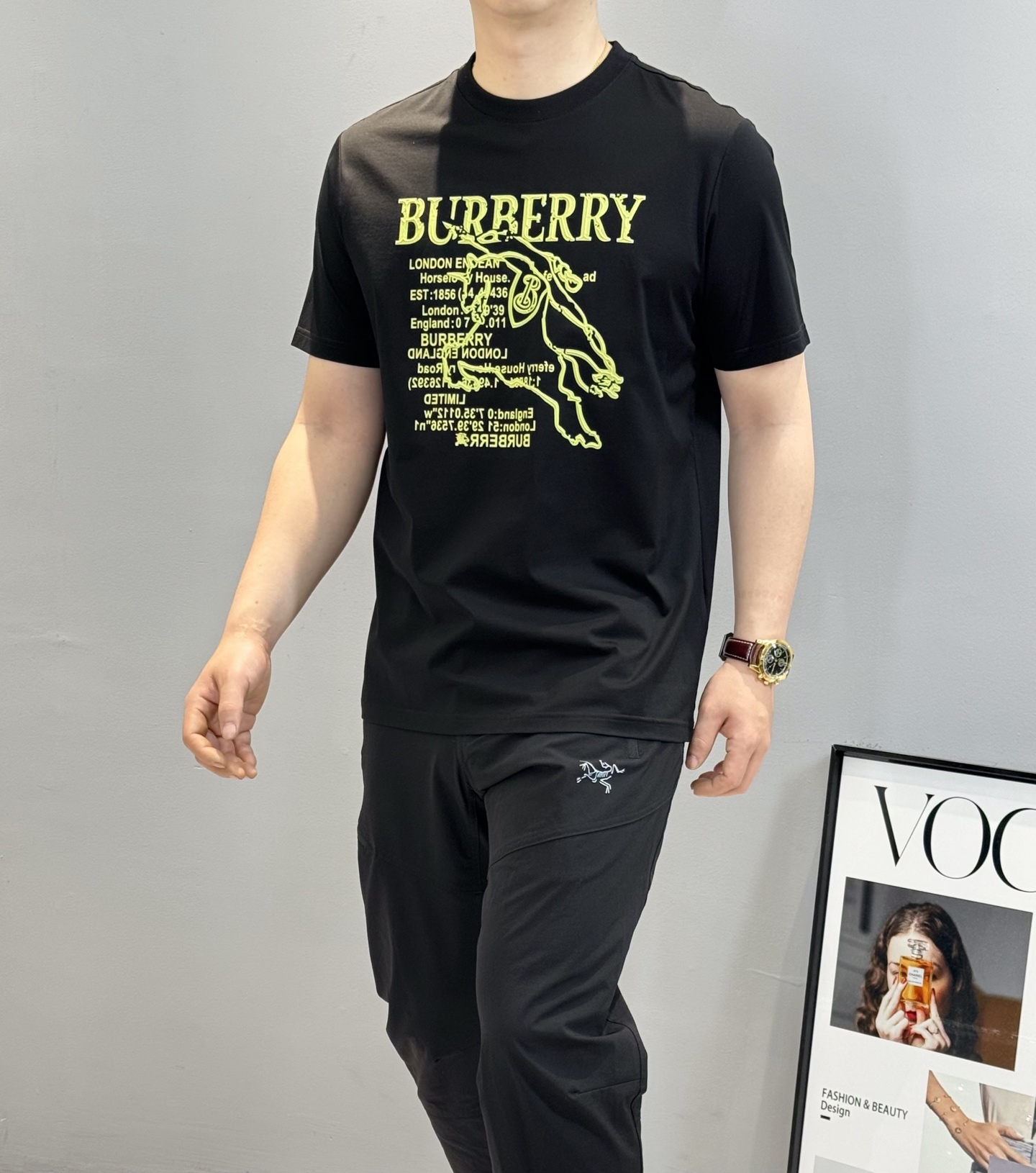 NO:162122,BBR*Babao-Li 2025s new short-sleeved T-shirt, classic war horse chest with classic Burberry letter matching. War horse three-dimensional hot painting. Handsome and fashionable, simple and versatile. 190g mercerated cotton fabric cotton is not only crisp, maintains a fashionable silhouette, but also comfortable to wear, with more delicate yarn, black and white. The slim fit style of the code M-3XL (S and 4XL can be customized)!  /145 jin suggestion XL, burberry, T-shirt,tees, t-shirt,alexander wang19860909BBR*巴宝-莉2025s新品短袖T恤,经典战马胸前经典巴宝莉字母搭配.战马立体烫画.帅气时尚,简约百搭款.190g丝光棉面料棉 不仅挺括,保持潮流的廓形,又穿着舒适,纱织更细腻,颜色黑色.白色.码数M-3XL（S和4XL可定做）修身版型！/145斤建议XL,,burberry,T-shirt,tees，t-shirt,alexander wang,Men's clothing