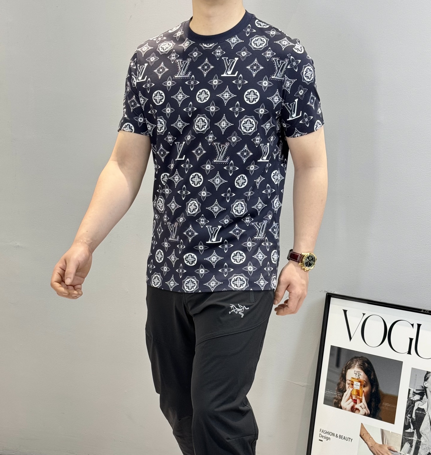 NO:464862,Donkey brand *25s new digital direct injection T-shirt. Full body digital direct injection process. New style LV brand image design. 200g combed mercerized cotton fabric. Original threaded neckline. The fabric is cool and smooth. Close-fitting soft and comfortable. Color white. Blue. Number M-4XL slim fit style!  (/140 jin recommended L), louis vuitton,louis vuitton,tees,t-shirt,alexander wang19860909驴牌*25s新款数码直喷T恤.满身数码直喷工艺.新款花型lv品牌形象设计.200g精梳丝光棉面料.原版螺纹领口.面料凉爽丝滑.贴身柔软舒适.颜色白色.蓝色.码数M-4XL修身版型！（/140斤建议L）,,louis vuitton,louis vuitton,tees，t-shirt,alexander wang,Men's clothing