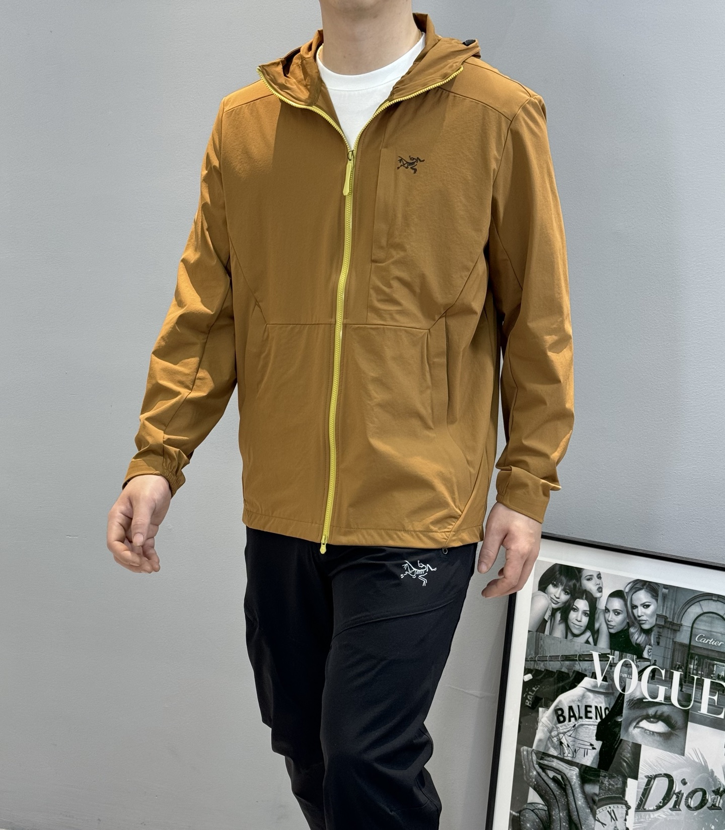 NO:132859,ARC'TERY* new spring and summer jacket with hooded high-value and high-end style, classic pocket design on the chest. Original graphic bird-shaped luminous painting technique. Yellow zipper adds coolness to the overall shape!  Original waterproof outdoor professional fabric. High-tech polyester fiber. Three-dimensional cut, all high-end seamless edges in the inner body. The upper body effect is very good; versatile, create a variety of shapes as you like... versatile and stylish; simple and high-end, extremely recognizable, high-end and atmospheric. A jacket suitable for various occasions. The color is black, white, light gray, dark gray, brown. The number of code M-3XL (/140 jin recommended L), arc'teryx, jackets & coats, jackets & coats, hats, alexander wang19860909ARC‘TERY*始祖鸟新款春夏款夹克.连帽设高颜值高配款,胸口经典口袋设计.原版图形鸟形夜光烫画工艺.黄色拉链为整体造型增添酷帅！原版防水户外专业面料.高科技聚酯纤维.立体裁剪,内里全部高端无缝包边.上身效果非常棒；百搭款,随心所欲打造多变的造型…百搭有型；简单高级.辨识度极高,高端大气.适合各种场合穿搭的一款夹克外套.颜色黑色.白色.浅灰.深灰.棕色.码数M-3XL（/140斤建议L）,arc'teryx,jackets & coats,jackets & coats,hats,alexander wang,Men's clothing