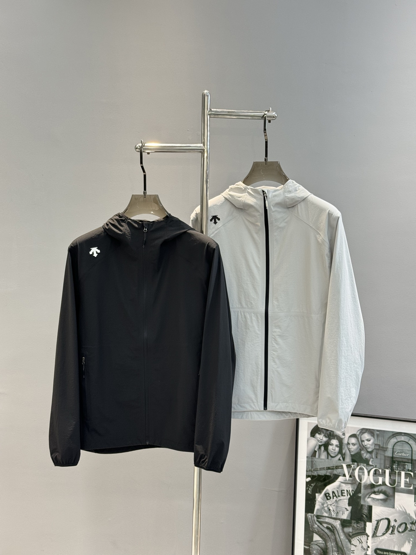 NO:132856,DESCENT*E 25s new outdoor series. With a simple design, it creates stand-up collar styles for daily casual wear and outdoor sports needs!  Clean and neat ~ can be used as a top body for various occasions, three-dimensional slim cut. While outlining the body standard, it increases fashion, and moves freely. The shoulders are simple and eye-catching brand logo, customized polyester fiber professional outdoor functional fabric. Color black and gray. Number of code M-3XL (/140 jin recommended L), alexander wang19860909DESCENT*E迪桑-特25s新款户外系列.以简洁的设计 打造日常休闲穿着以及户外运动需求.立领款式！干净利落～可作为各种场合上身搭配,立体修身裁剪 勾勒身材标准的同时,增加时尚性,在挥洒之间,动作自由.肩部简洁醒目的品牌标识,订制聚酯纤维专业户外功能性面料.颜色黑色.灰色.码数M-3XL（/140斤建议L）,,alexander wang,Men's clothing