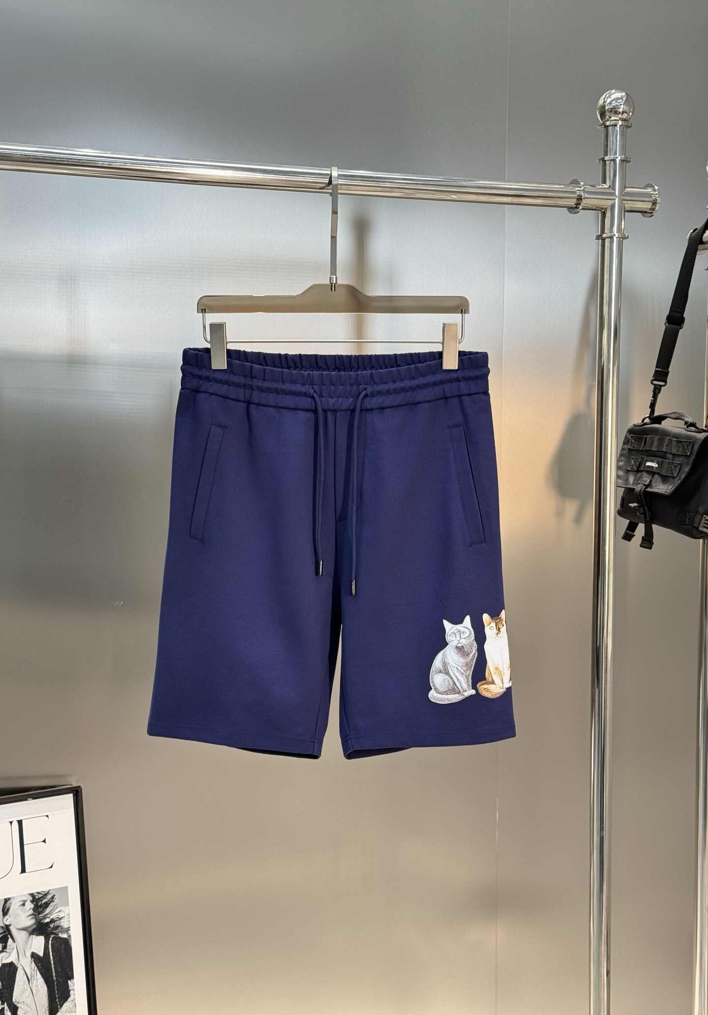 NO:132862,Givench* Givenchy 25s new five-point shorts. It can be matched with a suit. The signature Givenchy logo on the chest and the small-sized Givenchy logo is high-temperature hot painting process. It uses high-end brocade cotton fabric. It is a wire fabric. It has anti-wrinkle and wear resistance. It absorbs moisture and breathability!  High-end and textured!  Soft and comfortable after washing!  !  The drawstring is elastic and adjustable naturally and slim and decently, and energetic and youthful!  !  The top of the pants is particularly tressed, with strong inclusiveness, three-standard, comfortable and soft, and stylish!  Color black, white, dark blue, code number M-3XL (S and 4XL can be customized) / 145 jin recommended L, given, given, shorts, alexander wang19860909Givench*纪梵希25s新款五分短裤.可搭配套装.胸前猫咪和小号签名式Givenchy logo高温烫画工艺. 采用高端锦棉面料.属于金属丝面料.具有防皱耐磨特性.吸湿和透气性！高档有质感！ 水冼后柔软舒适！！抽绳松紧调节自然修身得体,活力青春！！其裤上身特别修整身型,包容性强.三标齐.舒适柔软.挺阔有型！颜色黑色.白色.深蓝.码数M-3XL（S和4XL可定做）/145斤建议L,,givenchy,givenchy,shorts,alexander wang,Men's clothing