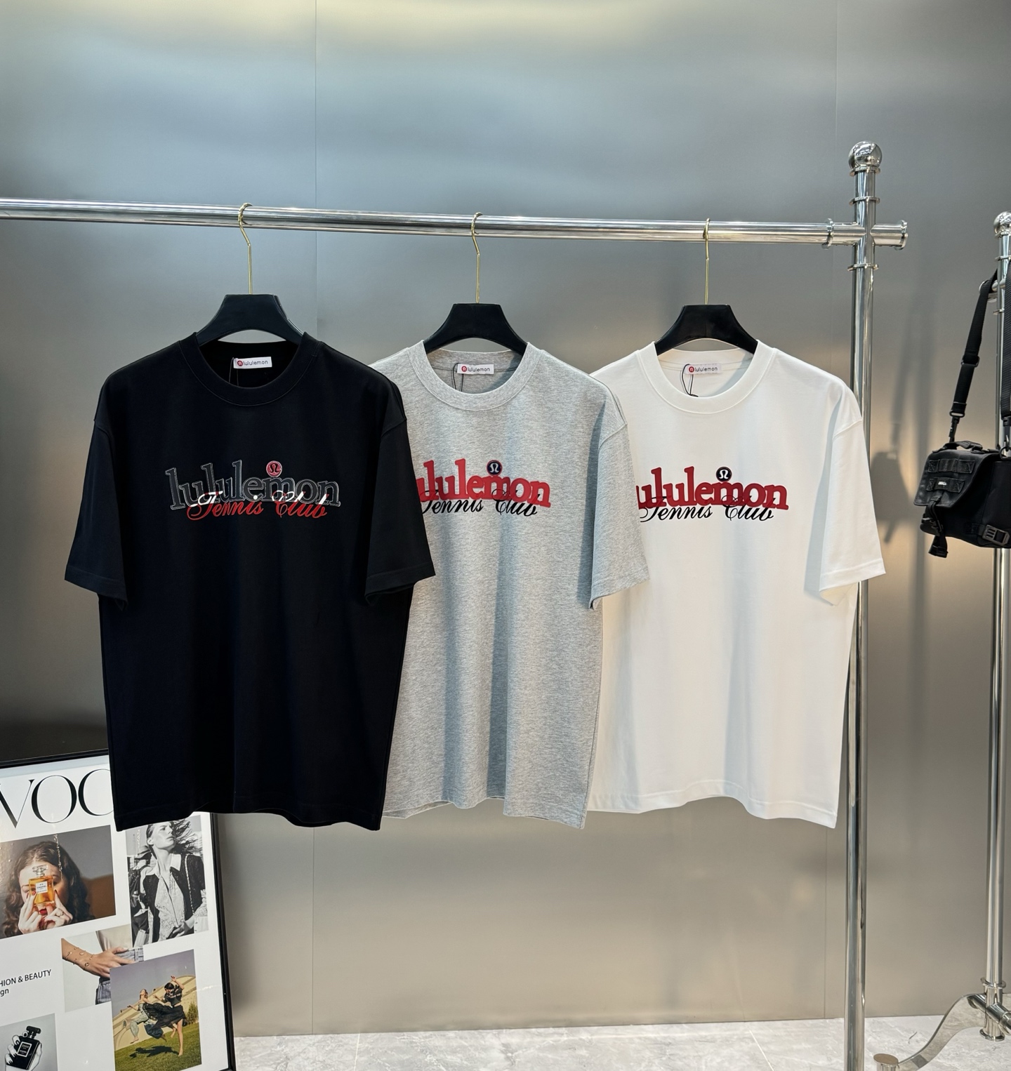 NO:162119,lulu*Lulu-Lemon 25s new T-shirt. Recommended for men and women!  High gram weight 280g pure cotton fabric, soft and comfortable, breathable and sweat-absorbing, comfortable on the upper body, easy to control... Customized thin silicone three-dimensional hot painting design on the chest. Double-layer hot painting technology. Full texture!  Color black, white, flower gray, code number S-3XL micro-expanded version!  (175/145 jin recommended L), tees, t-shirt, alexander wang19860909lulu*露露-柠檬25s新款T恤.男女同款推荐！高克重280g纯棉面料,柔软舒适.透气吸汗.上身舒适.轻松驾驭......胸口定制薄硅胶立体烫画设计.双层烫画工艺.质感十足！颜色黑色.白色.花灰.码数S-3XL微扩版型！（175/145斤建议L）,,tees，t-shirt,alexander wang,Men's clothing