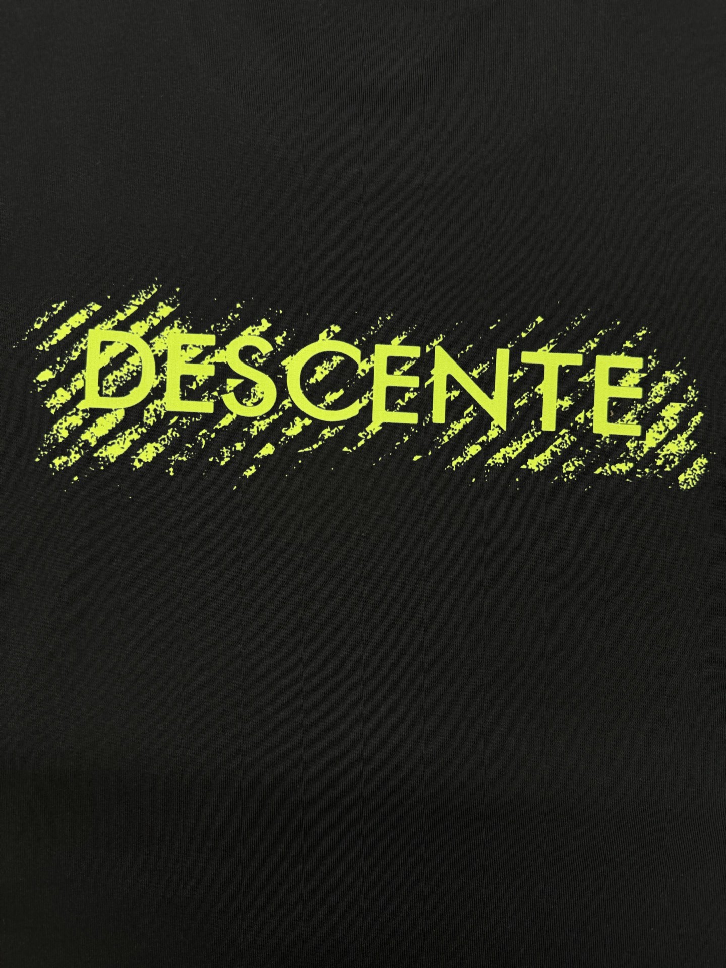 
DESCENT*迪桑-特基础款T恤.25s新款男女同款！纯色系推荐！胸口经典标识.同色系3D硅胶立体设