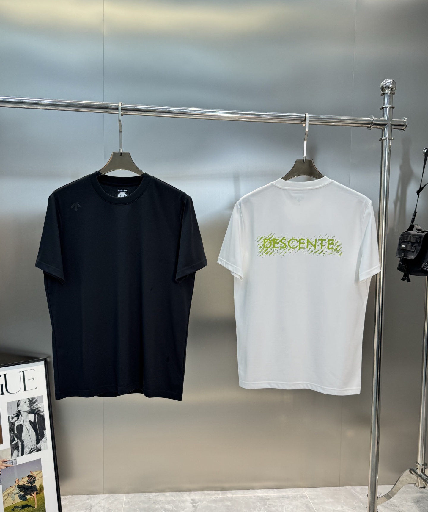 
DESCENT*迪桑-特基础款T恤.25s新款男女同款！纯色系推荐！胸口经典标识.同色系3D硅胶立体设