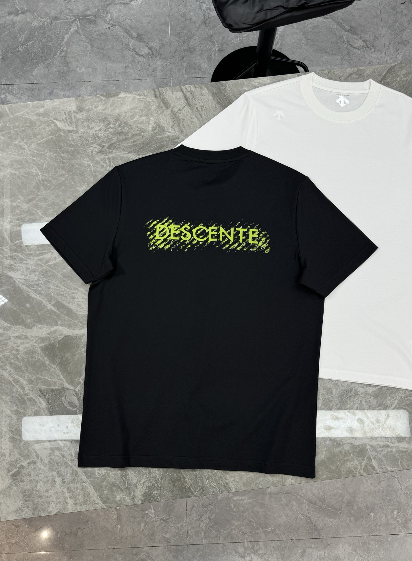 
DESCENT*迪桑-特基础款T恤.25s新款男女同款！纯色系推荐！胸口经典标识.同色系3D硅胶立体设
