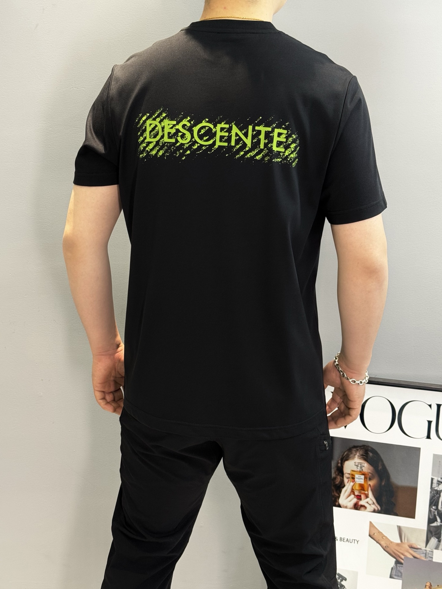 
DESCENT*迪桑-特基础款T恤.25s新款男女同款！纯色系推荐！胸口经典标识.同色系3D硅胶立体设