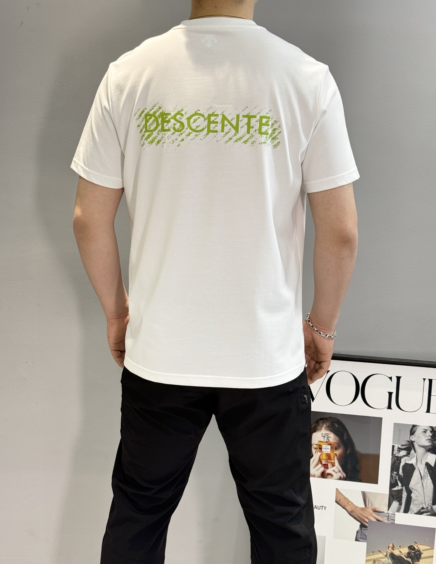 
DESCENT*迪桑-特基础款T恤.25s新款男女同款！纯色系推荐！胸口经典标识.同色系3D硅胶立体设