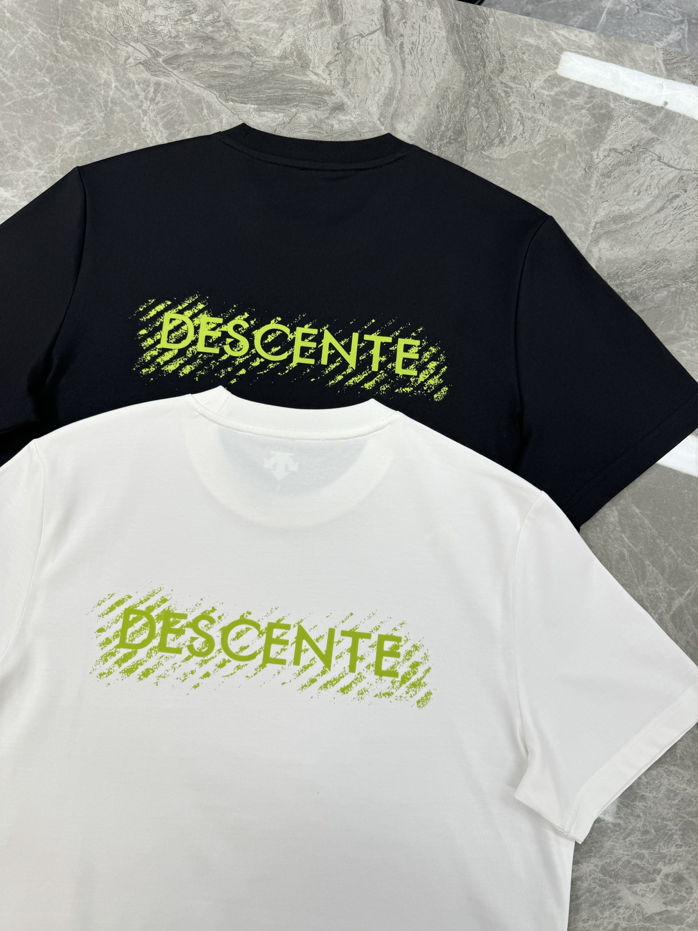 
DESCENT*迪桑-特基础款T恤.25s新款男女同款！纯色系推荐！胸口经典标识.同色系3D硅胶立体设