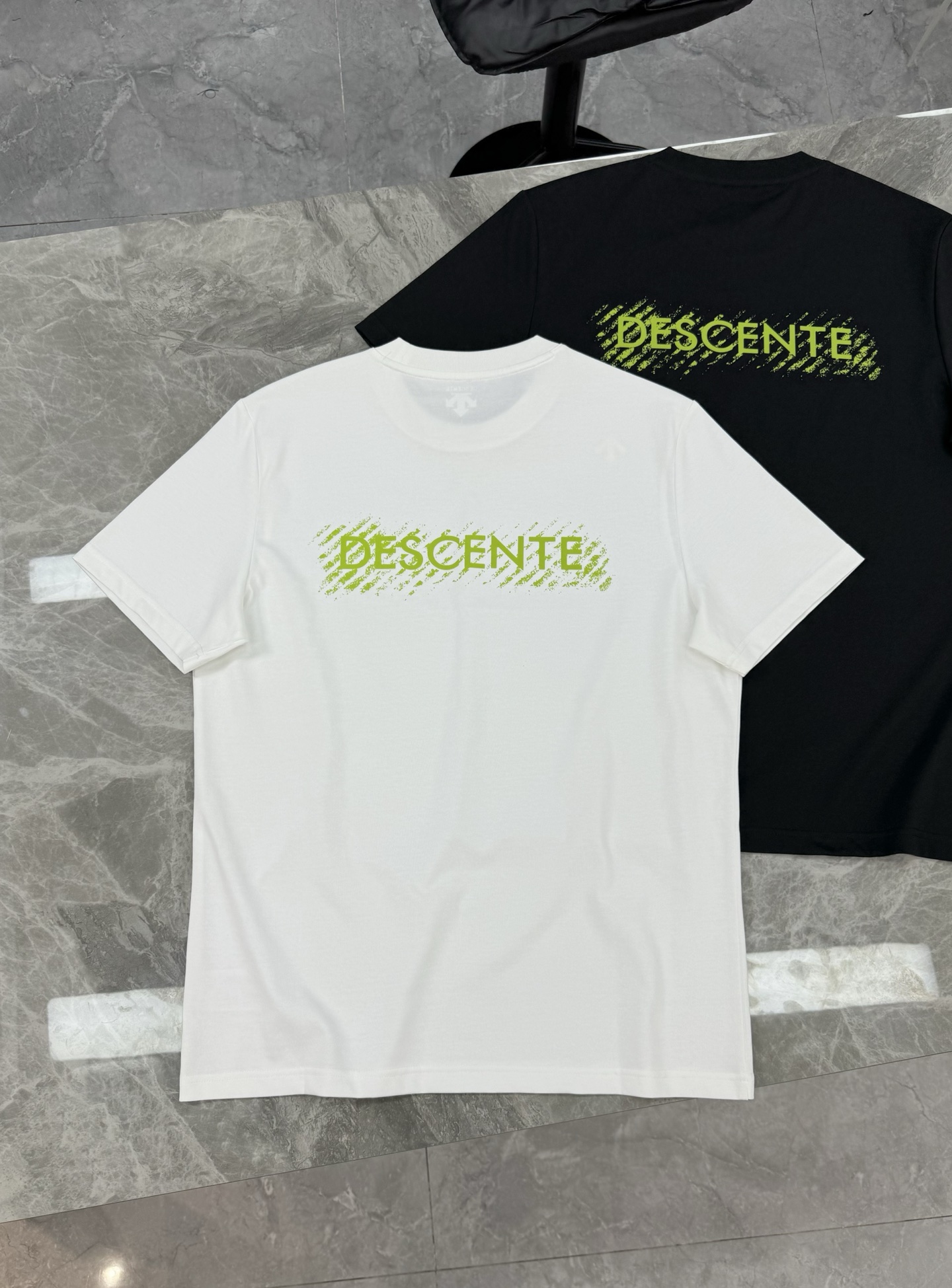 
DESCENT*迪桑-特基础款T恤.25s新款男女同款！纯色系推荐！胸口经典标识.同色系3D硅胶立体设