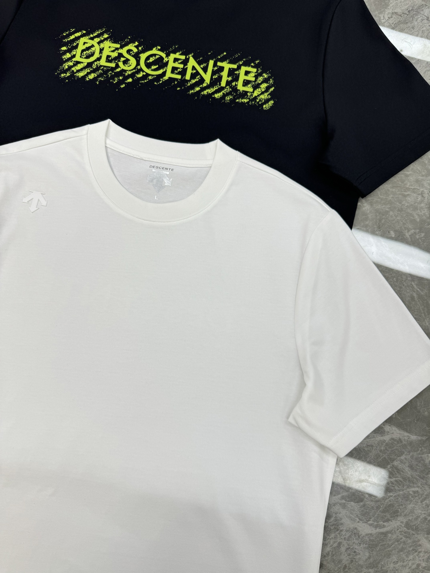 
DESCENT*迪桑-特基础款T恤.25s新款男女同款！纯色系推荐！胸口经典标识.同色系3D硅胶立体设