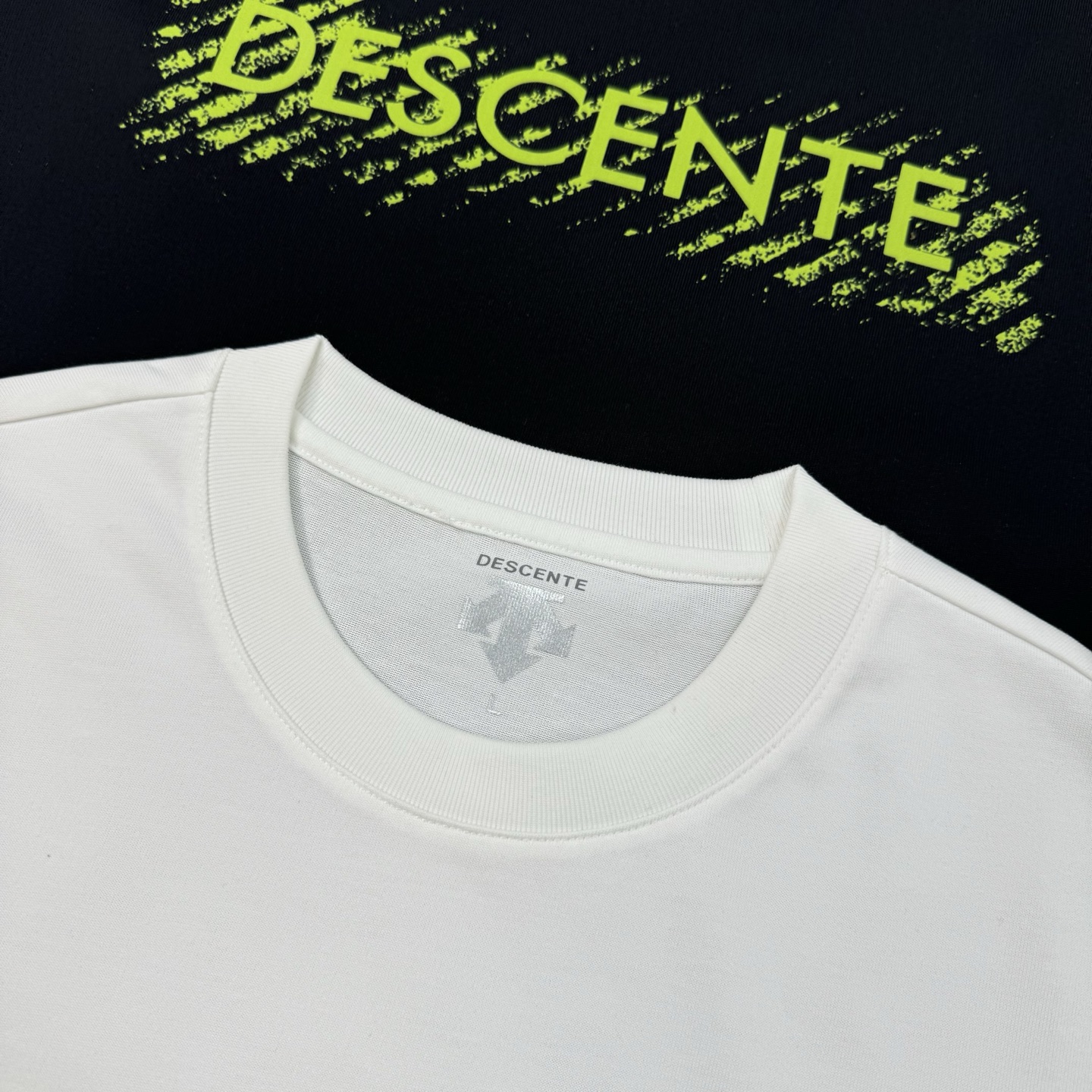 
DESCENT*迪桑-特基础款T恤.25s新款男女同款！纯色系推荐！胸口经典标识.同色系3D硅胶立体设
