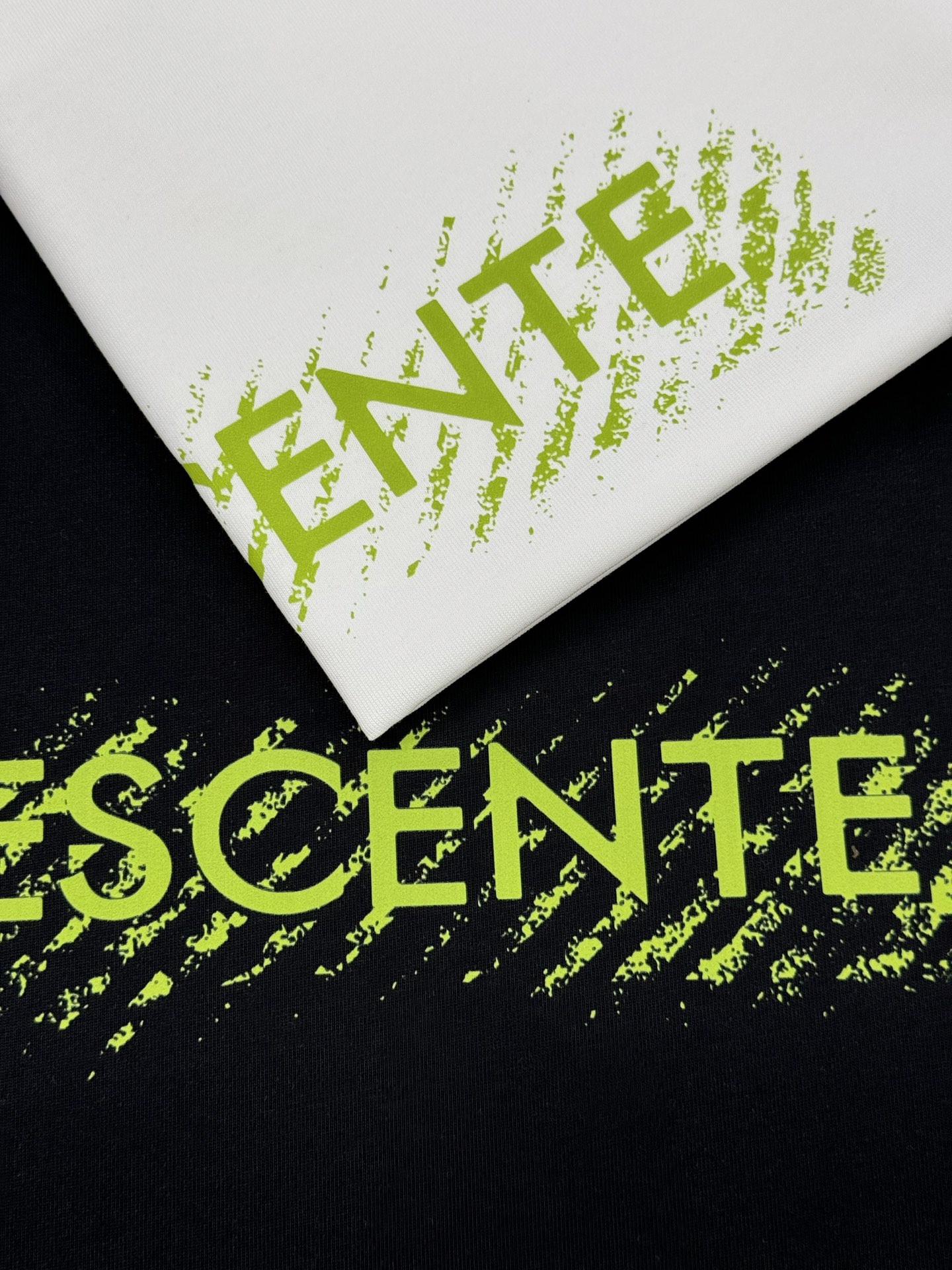 
DESCENT*迪桑-特基础款T恤.25s新款男女同款！纯色系推荐！胸口经典标识.同色系3D硅胶立体设