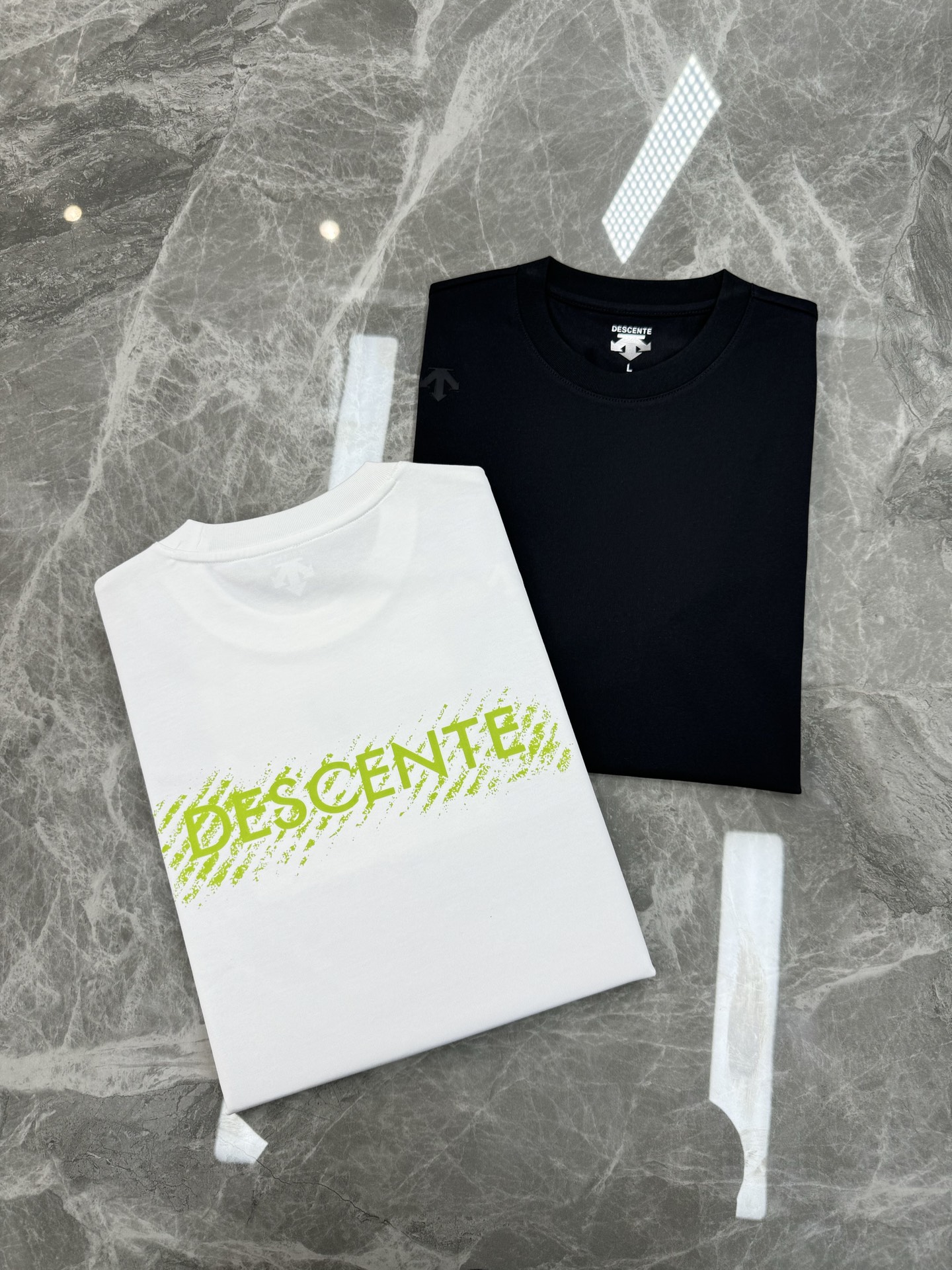 
DESCENT*迪桑-特基础款T恤.25s新款男女同款！纯色系推荐！胸口经典标识.同色系3D硅胶立体设