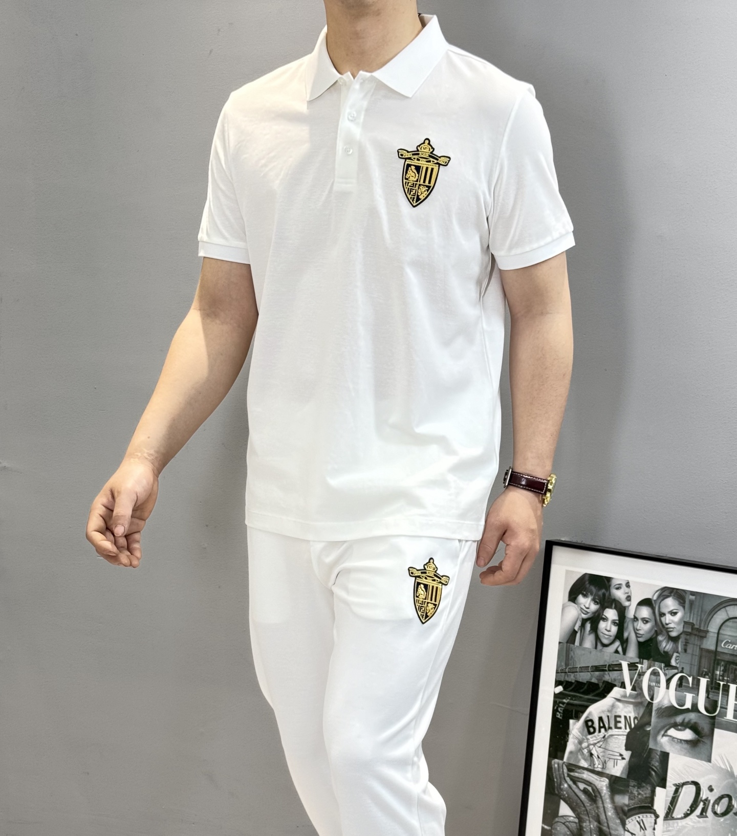 NO:473819,FEND*I Fendi classic Polo shirt. 25s new style. This Polo shirt is made of mercerized bead floor cotton fabric, with classic royal graphic 3D embroidery on the chest. Solid color is clean and matched. Simple, generous and fashionable!  Color white, black, gray, code M-3XL slim fit style!  (175/140 jin recommended L), fendi, fendi, alexander wang19860909FEND*I芬迪经典Polo衫.25s新款.本款Polo衫采用丝光珠地棉面料打造,胸口经典皇家图形3D绣花点缀.纯色干净搭配.简约大方时尚！颜色白色.黑色.灰色.码数M-3XL修身版型！（175/140斤建议L）,,fendi,fendi,alexander wang,Men's clothing