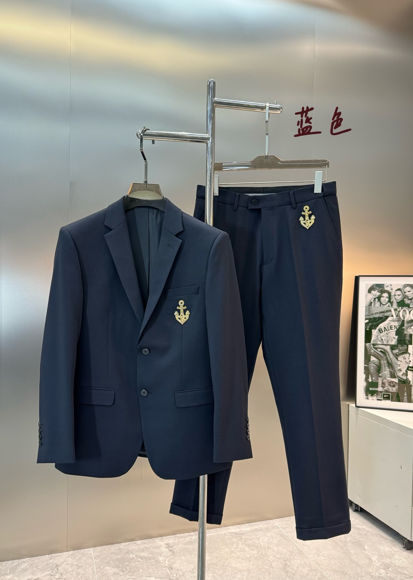 NO:511997,BALMAIN* Balmain 2025s new men's business suit!  The super high-end top-line ready-to-wear handmade series is a leader in the suit field, the world-recognized top-grade fabrics and craftsmanship level, high-density branch fiber, and nylon-color spinning fabrics have reached its peak of texture and comfort. The droop and gloss are first-class visual effects, beautiful and elegant, with gorgeous texture, and excellent gloss exudes a luxurious temperament. The fabric has been treated with no iron and wrinkle-free process, which is very scraped and stylish. The exquisite traditional handicrafts fully sewn with tight seams and silk threads, and has exclusive and excellent cutting technology, which conforms to rigorous ergonomic design, and the waist and head are hiding elastic bands. It can retract and retract different belly bags and body. Exquisite 3D shields are exquisitely embroidered. Super noble!  The first choice for urban elite men, with perfect and first-class quality, and all the best gifts are of high quality!  Original hardware!  Color blue, black, gray. Code M-3XL slim fit style!  (175/jin recommended L), balmain, balmain, business suit, alexander wang19860909BALMAIN*巴尔曼2025s新款男士商务套西！超高端顶尖一线成衣手工系列,西装领域里的佼佼者,世界公认的顶级面料和工艺水平,高密度支数纤维,锦纶色纺纱面料的质感与舒适感达到登峰造极,垂感和光泽的视觉效果一流,绝美而优雅,肌理华丽十足,极好的光泽度透着贵奢气质,面料经过免烫抗皱工艺处理,非常挺刮有型,精湛的传统手工艺全贡针让走线严缝丝合,且拥有独家精良的裁剪技术,符合严谨的人体工程学设计,腰头部位做了松紧带隐藏功能.可以伸缩不同肚囊的和身性.精致3D盾牌精致绣花.超显贵气！都市精英男士首选,品相完美一流,送礼自用都档次逼格十足！原版五金！颜色蓝色 黑色 灰色.码数M-3XL修身版型！（175/斤建议L）,,balmain,balmain,business suit,alexander wang,Men's clothing