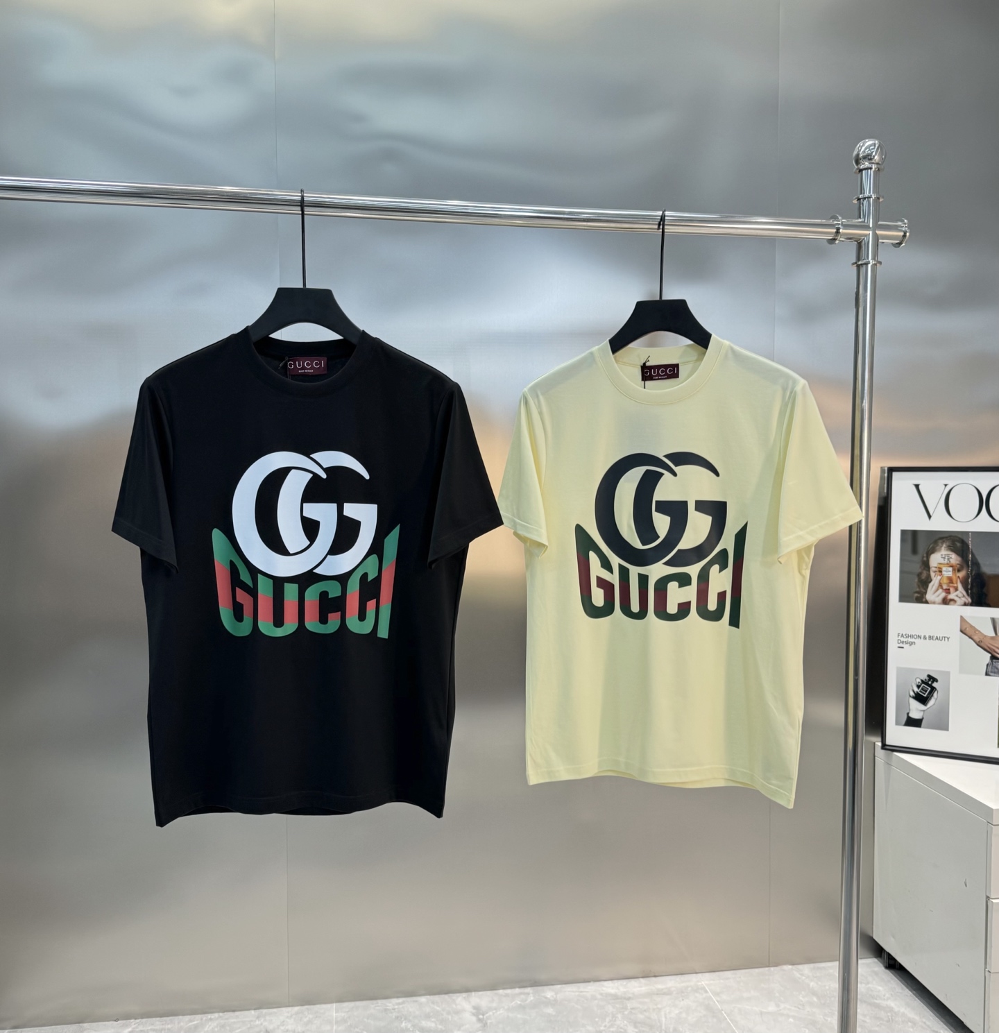 
GUCC*古-齐25s春夏情侣圆领短袖..非常趣味的即视感！！！胸前经典多彩徽标费时费工，每一件都是难