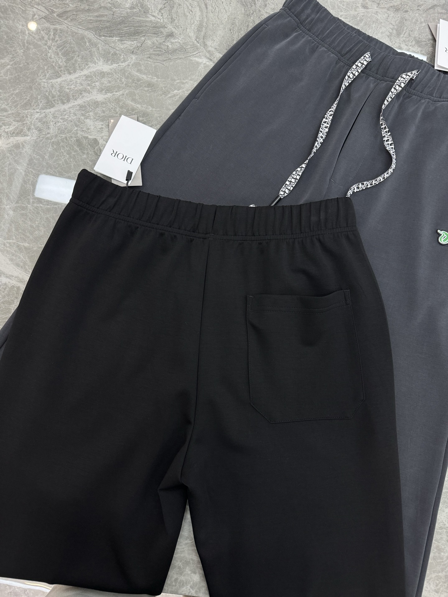 DIO*R迪奥25S新款休闲裤.直筒设计.采用定制铜氨丝空气层混纺面料，抗皱不粘灰抗静电，面料柔软舒适有