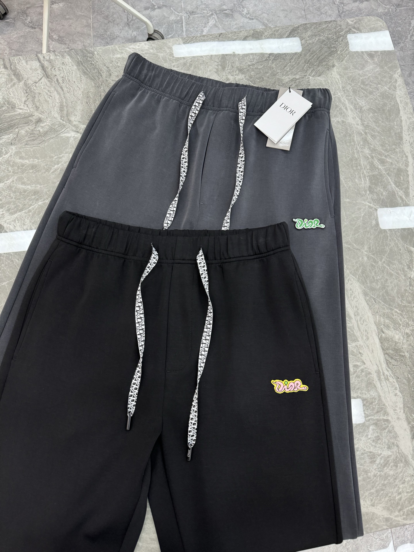 DIO*R迪奥25S新款休闲裤.直筒设计.采用定制铜氨丝空气层混纺面料，抗皱不粘灰抗静电，面料柔软舒适有