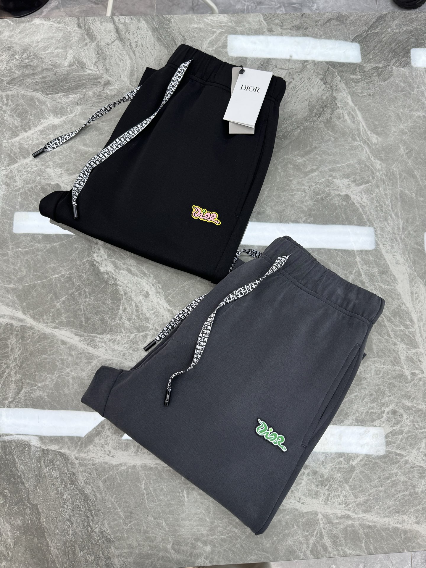 DIO*R迪奥25S新款休闲裤.直筒设计.采用定制铜氨丝空气层混纺面料，抗皱不粘灰抗静电，面料柔软舒适有