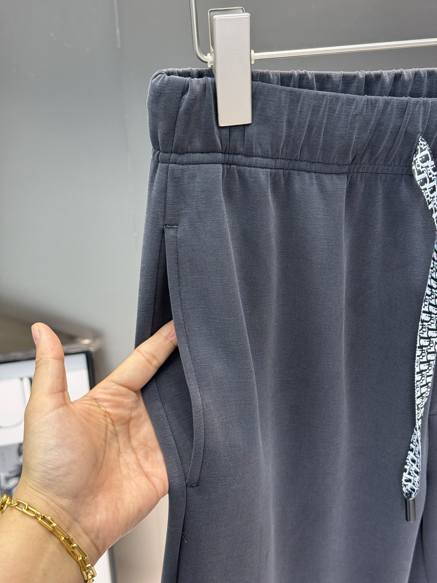 DIO*R迪奥25S新款休闲裤.直筒设计.采用定制铜氨丝空气层混纺面料，抗皱不粘灰抗静电，面料柔软舒适有