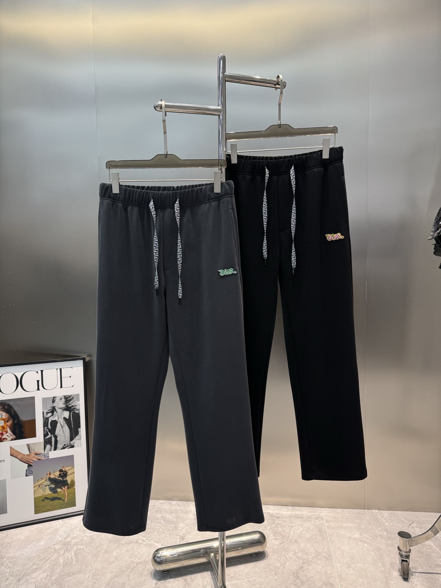 DIO*R迪奥25S新款休闲裤.直筒设计.采用定制铜氨丝空气层混纺面料，抗皱不粘灰抗静电，面料柔软舒适有