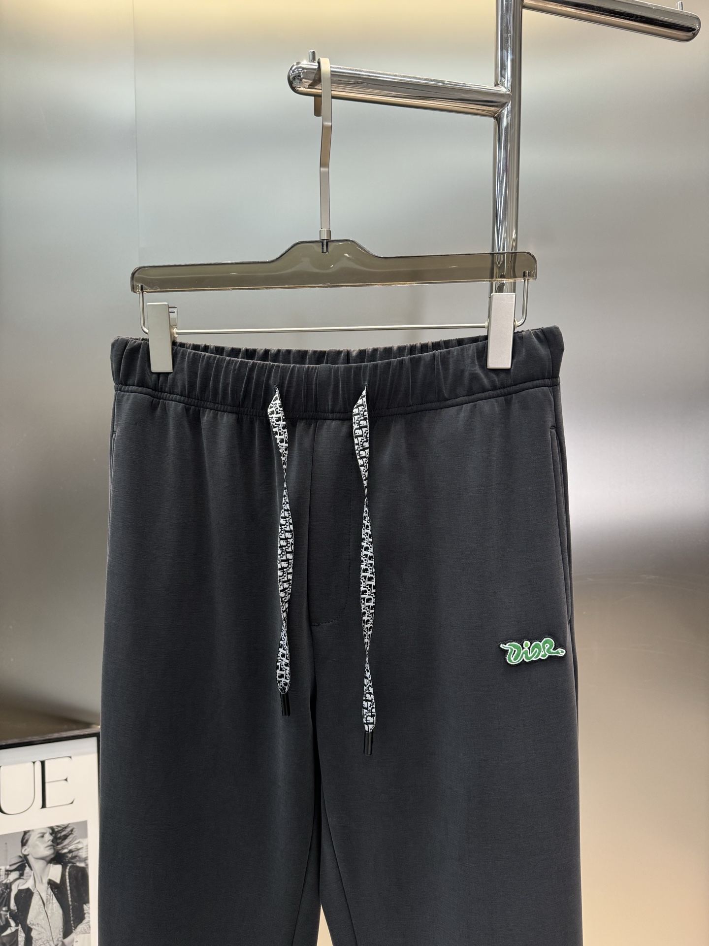 DIO*R迪奥25S新款休闲裤.直筒设计.采用定制铜氨丝空气层混纺面料，抗皱不粘灰抗静电，面料柔软舒适有