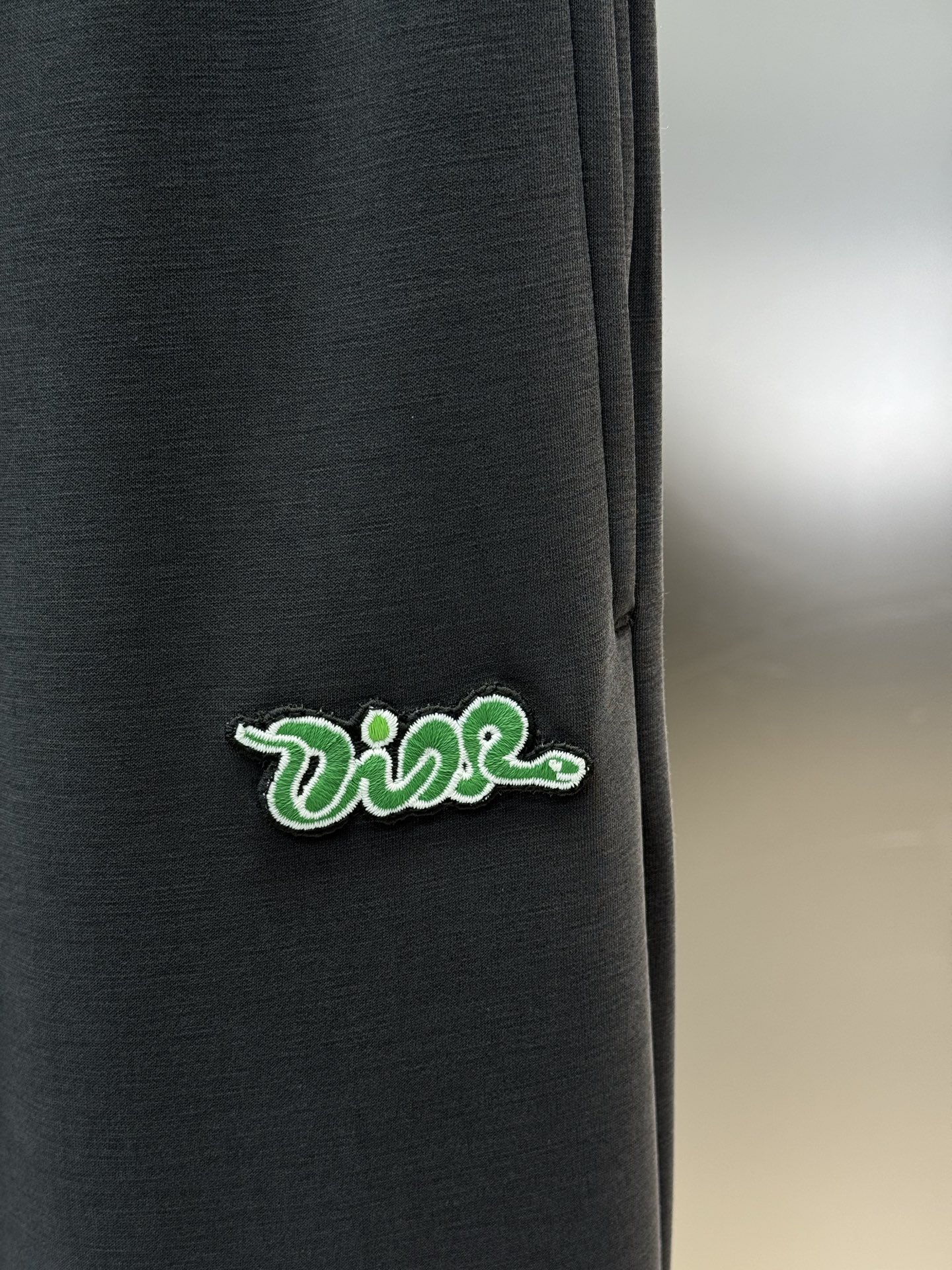 DIO*R迪奥25S新款休闲裤.直筒设计.采用定制铜氨丝空气层混纺面料，抗皱不粘灰抗静电，面料柔软舒适有