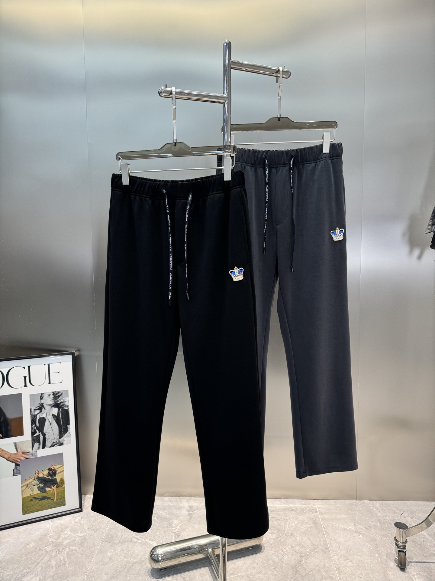 D&G杜嘉班纳25s新款休闲裤.直筒设计.采用定制铜氨丝空气层混纺面料，抗皱不粘灰抗静电，面料柔软舒适有