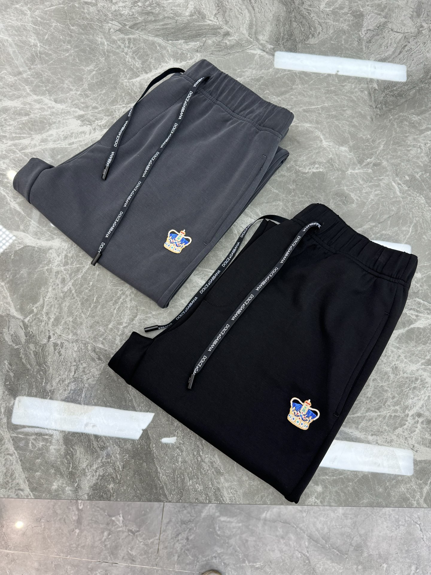 D&G杜嘉班纳25s新款休闲裤.直筒设计.采用定制铜氨丝空气层混纺面料，抗皱不粘灰抗静电，面料柔软舒适有