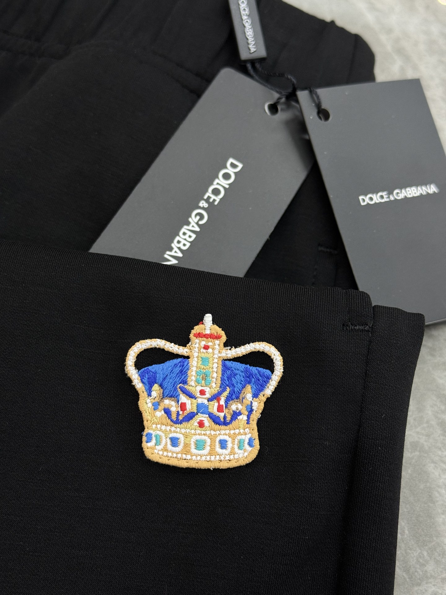 D&G杜嘉班纳25s新款休闲裤.直筒设计.采用定制铜氨丝空气层混纺面料，抗皱不粘灰抗静电，面料柔软舒适有