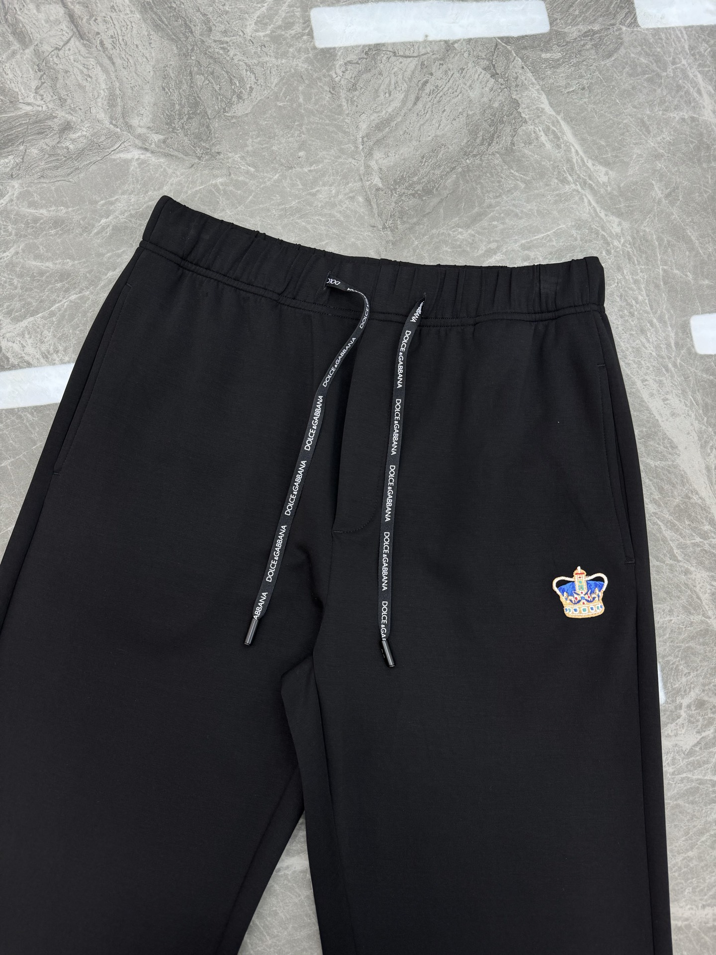 D&G杜嘉班纳25s新款休闲裤.直筒设计.采用定制铜氨丝空气层混纺面料，抗皱不粘灰抗静电，面料柔软舒适有