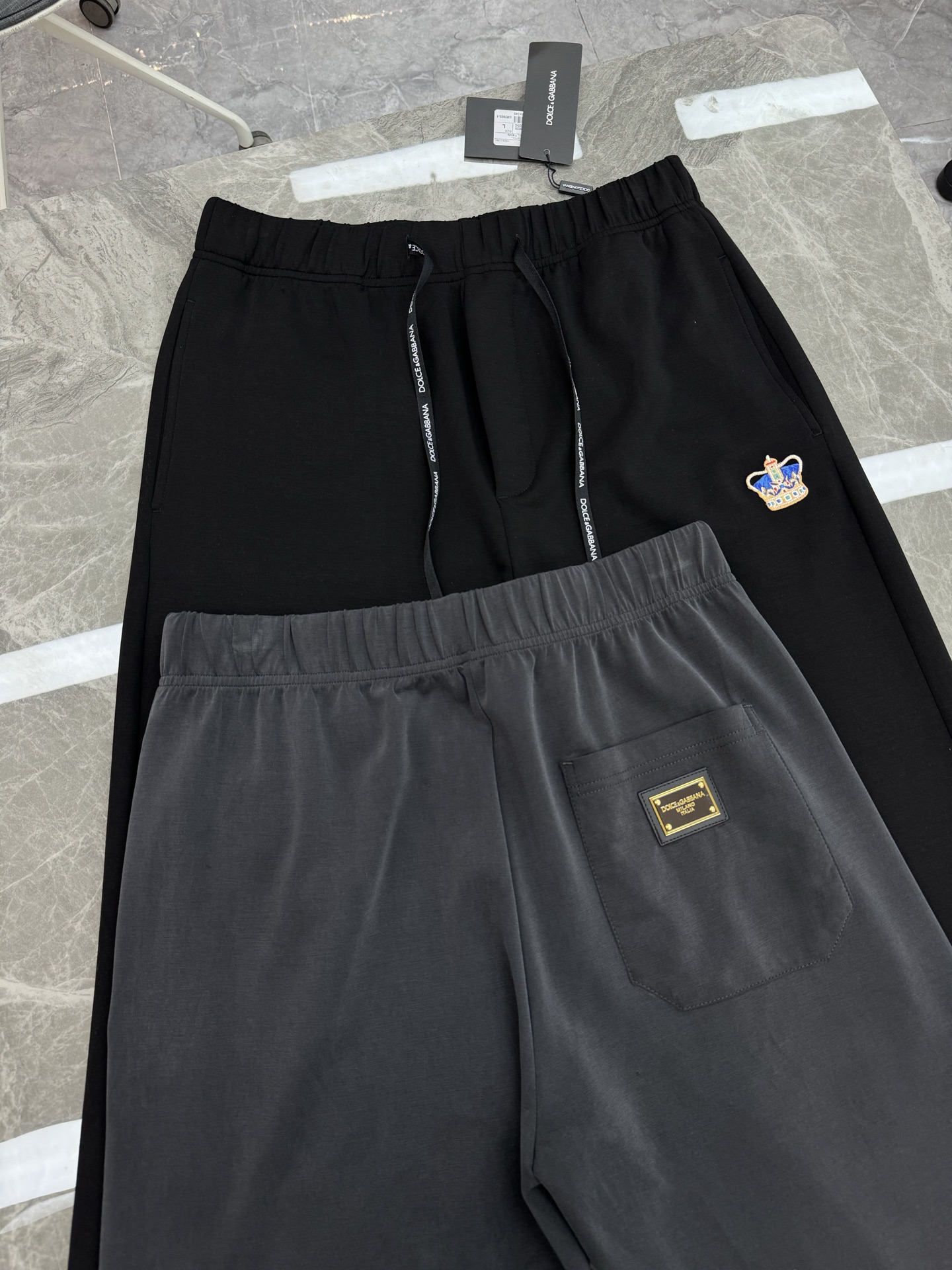 D&G杜嘉班纳25s新款休闲裤.直筒设计.采用定制铜氨丝空气层混纺面料，抗皱不粘灰抗静电，面料柔软舒适有