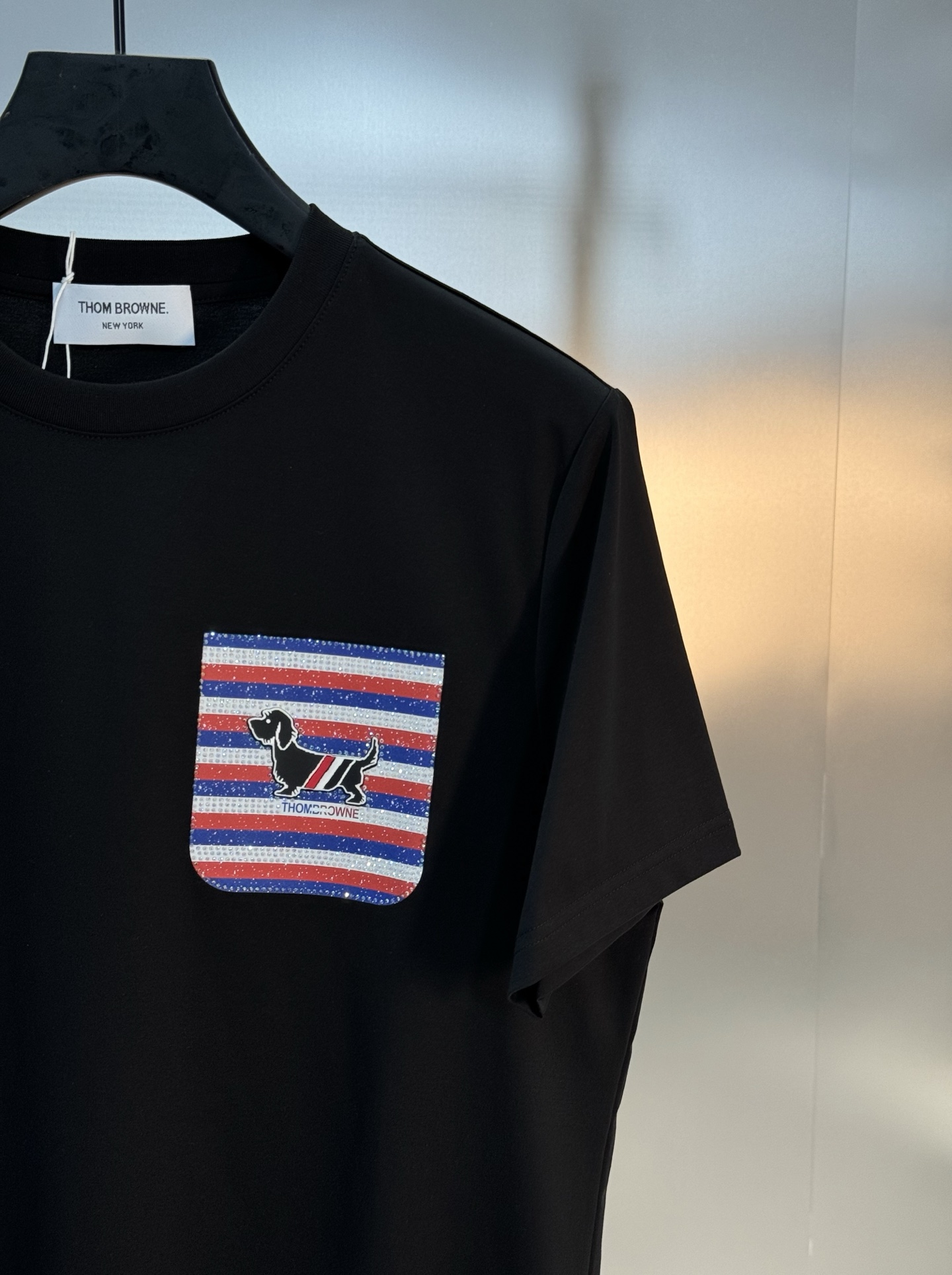 顶级丝光棉～THOM*BROWN*汤姆布朗全品相#25春夏款圆领T恤.胸口经典TB小狗烫画工艺.口袋造型