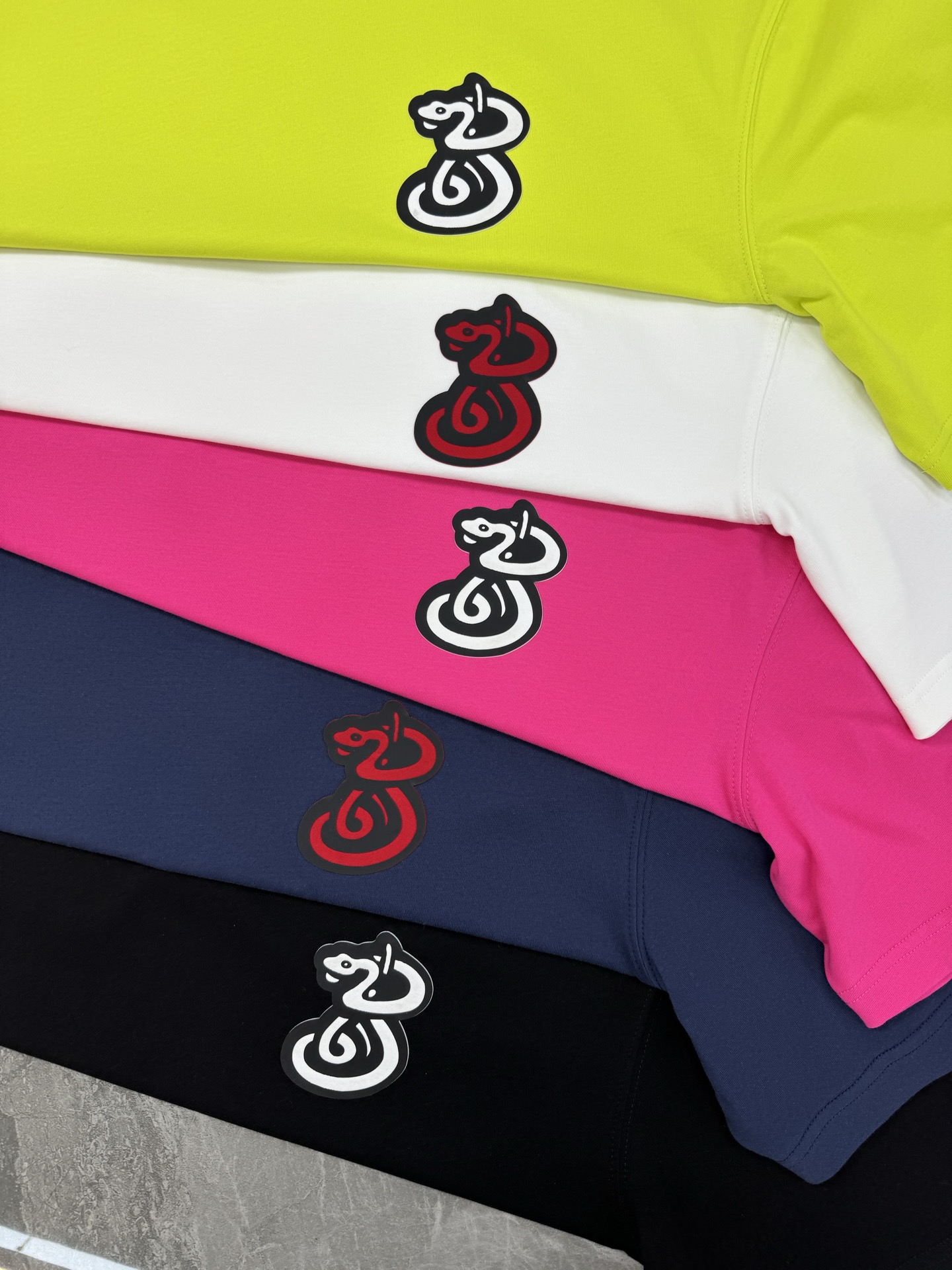 BBR*巴宝-莉2025s新品短袖T恤，宽松版型男女同款！新款造型立体植绒工艺.帅气时尚，简约百搭款。先