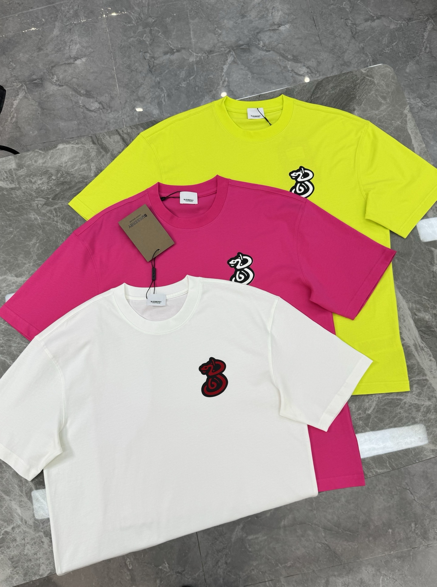 BBR*巴宝-莉2025s新品短袖T恤，宽松版型男女同款！新款造型立体植绒工艺.帅气时尚，简约百搭款。先