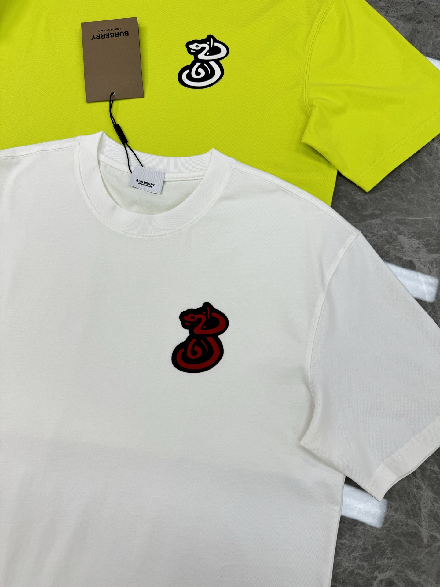 BBR*巴宝-莉2025s新品短袖T恤，宽松版型男女同款！新款造型立体植绒工艺.帅气时尚，简约百搭款。先