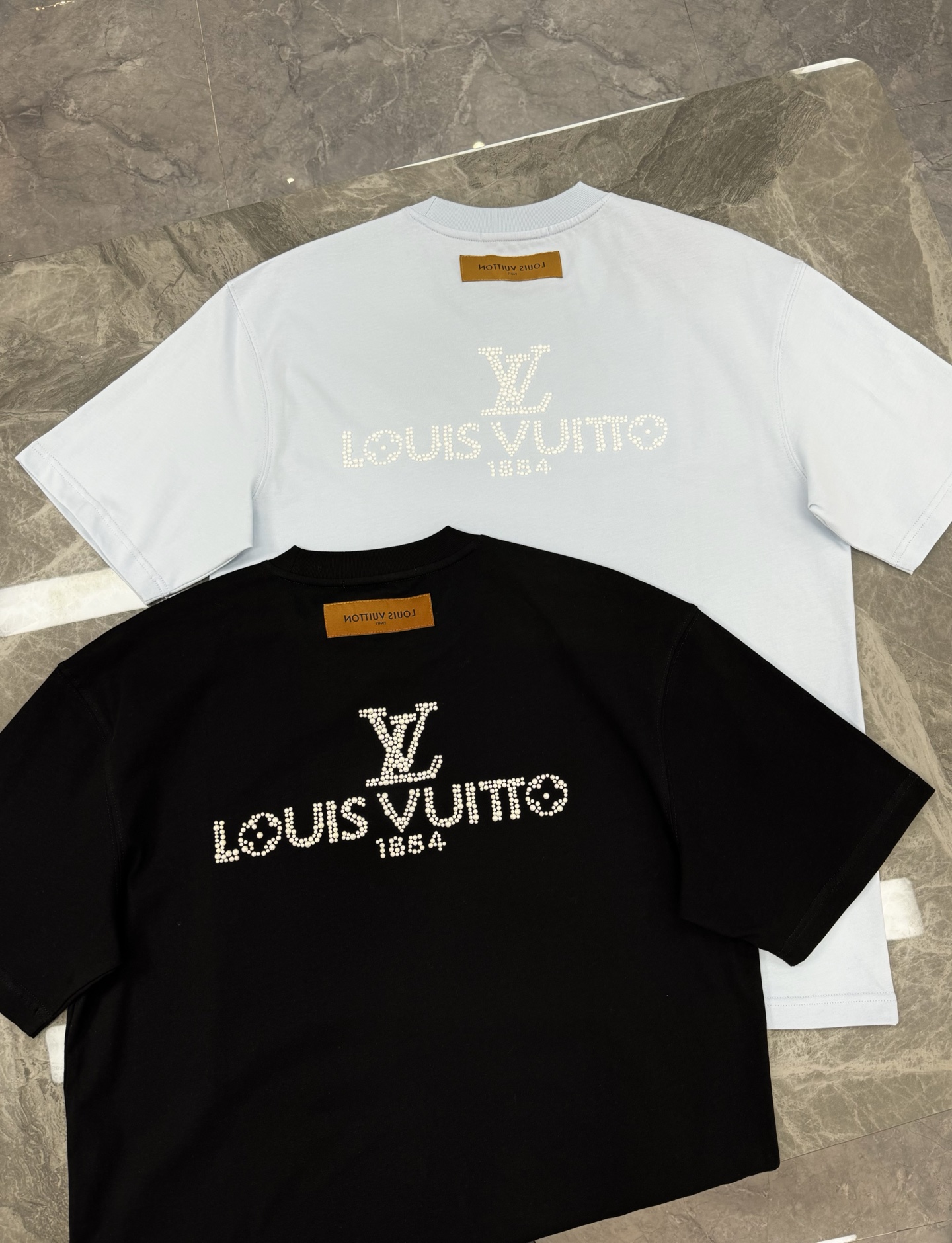 驴牌*25s新款潮牌T恤.男女同款！减龄风格满贯～烫画层次风格的新世纪充满阳色彩！！！经典字母珠片立体设