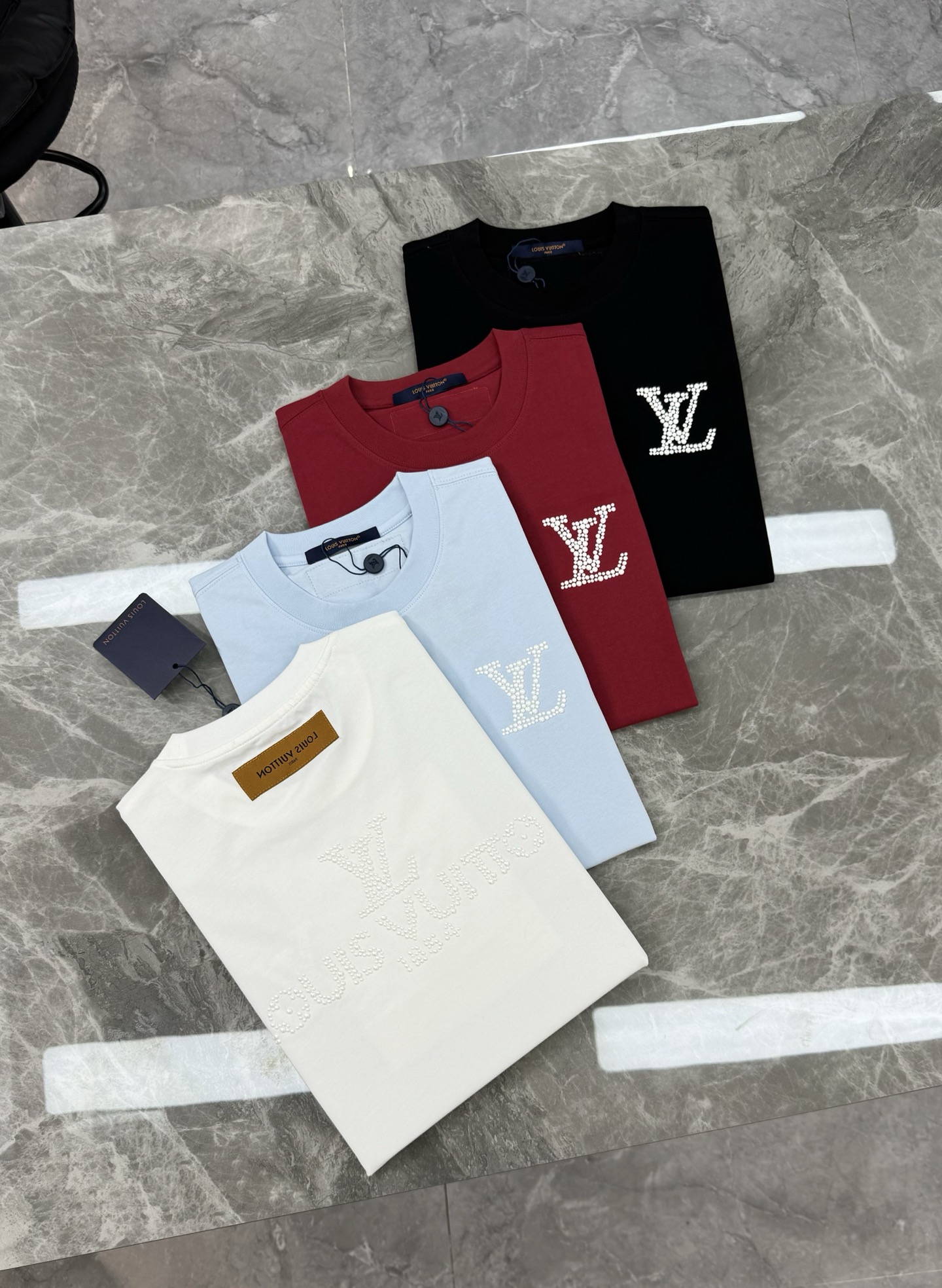 驴牌*25s新款潮牌T恤.男女同款！减龄风格满贯～烫画层次风格的新世纪充满阳色彩！！！经典字母珠片立体设