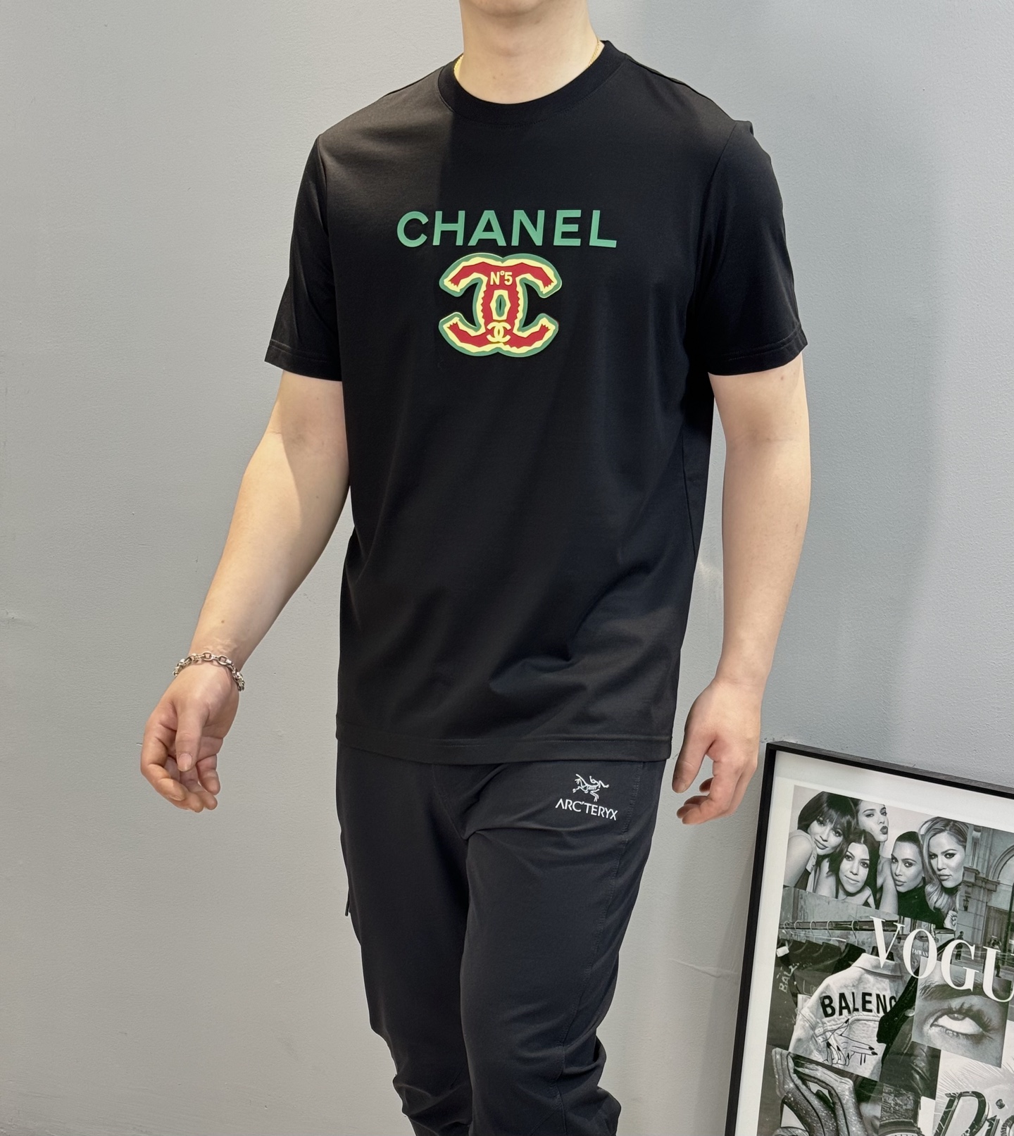 
        CHANEL*25S夏季新款圆领短袖.胸口烫画设计.以标志性的双C造型做为特色，成就2