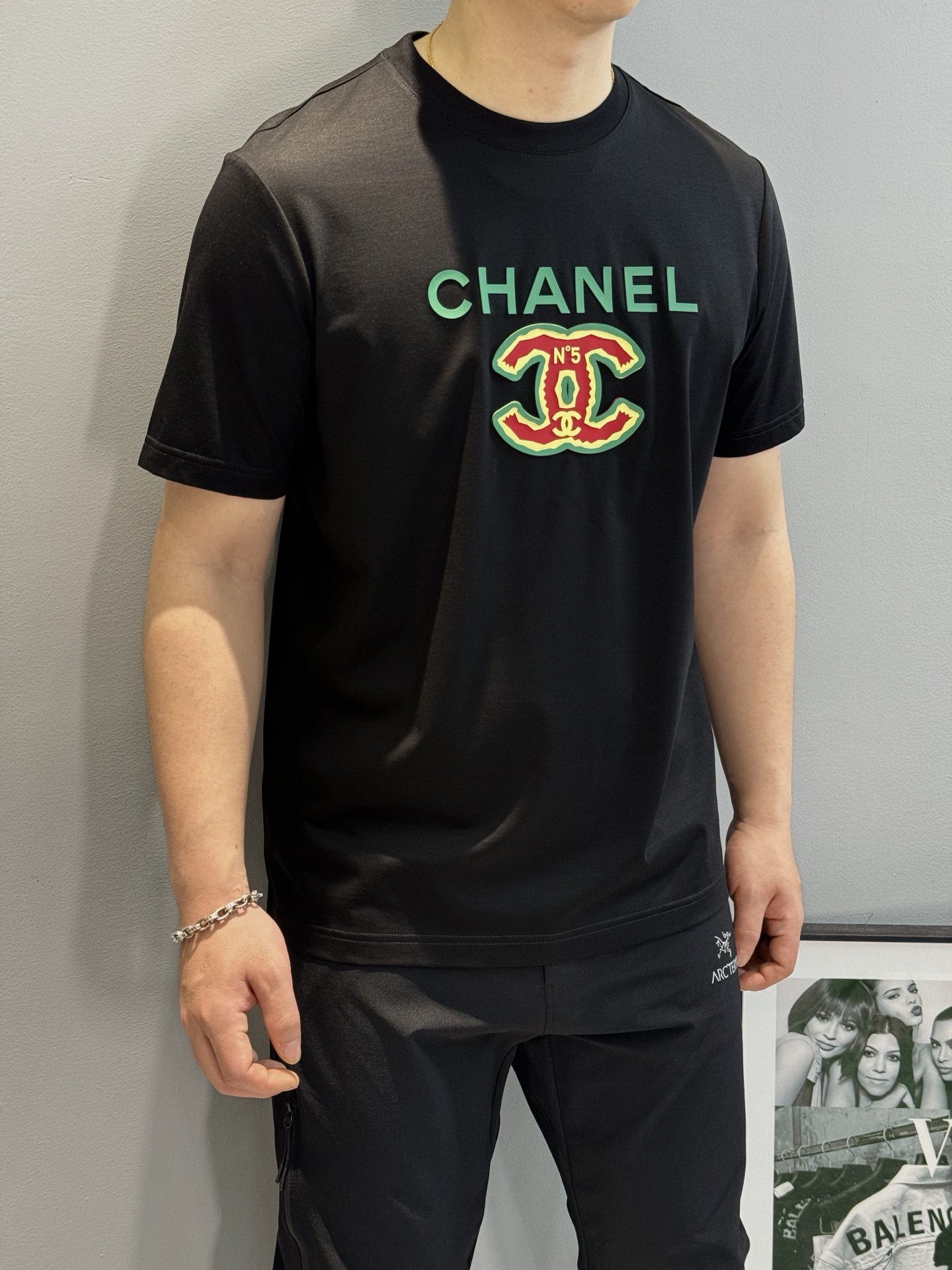 
        CHANEL*25S夏季新款圆领短袖.胸口烫画设计.以标志性的双C造型做为特色，成就2
