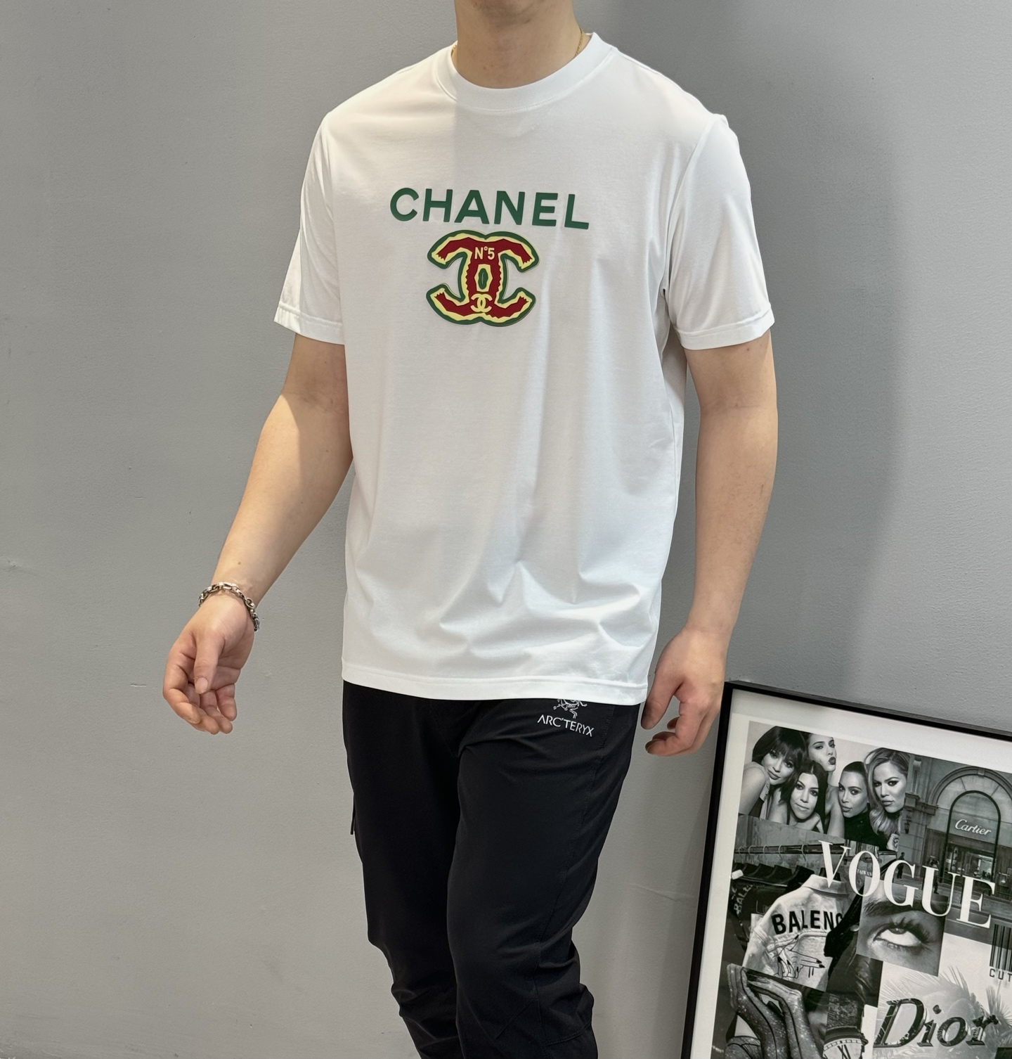 
        CHANEL*25S夏季新款圆领短袖.胸口烫画设计.以标志性的双C造型做为特色，成就2
