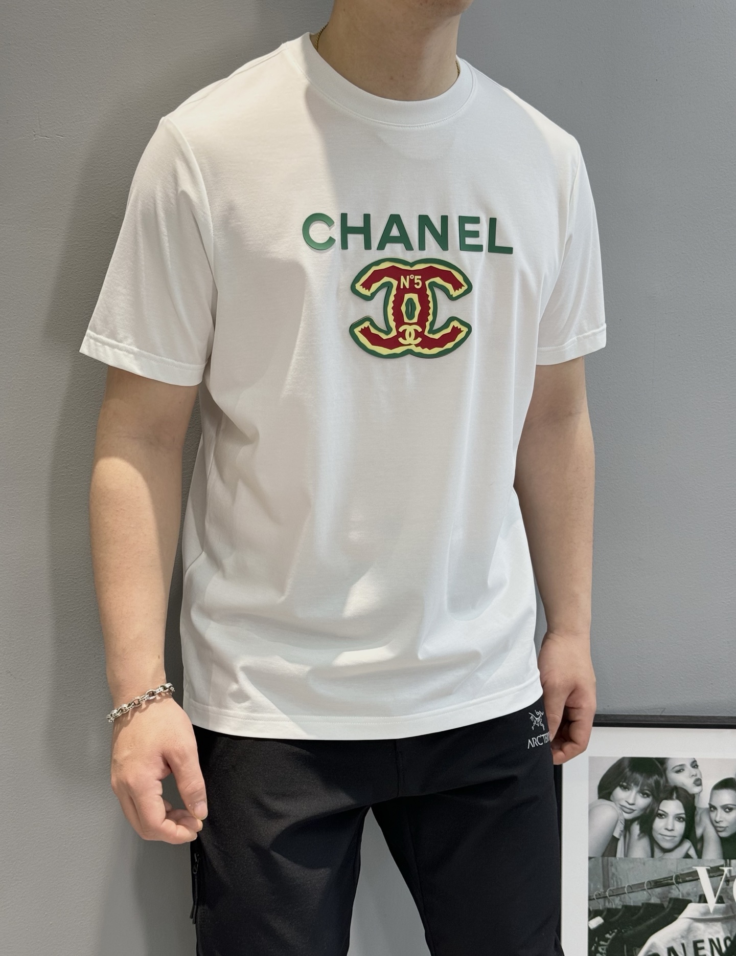 
        CHANEL*25S夏季新款圆领短袖.胸口烫画设计.以标志性的双C造型做为特色，成就2