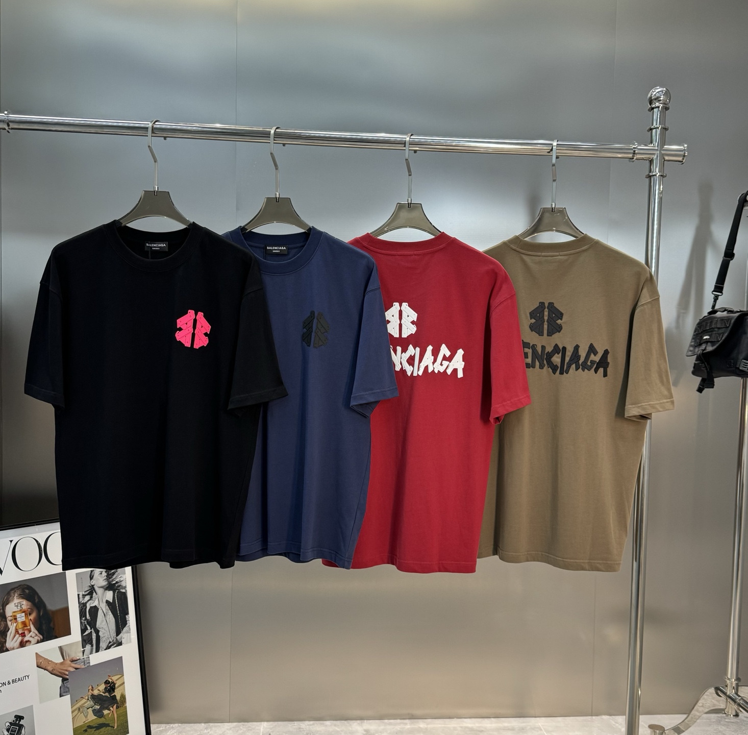 NO:162116,BALENCIAG*Balenci*25s new T-shirt. Recommended for men and women!  It uses the new 230g pure cotton fabric, which is soft and comfortable, breathable and sweat-absorbent, and comfortable on the upper body. It is easy to control... The chest is designed with contrasting color matching. High-temperature hot painting three-dimensional craftsmanship!  The brand letters on the back explode with super three-dimensional texture!  It is super labor-intensive and extremely difficult to craft. As the saying goes, knowing the big and small details reflect the exquisiteness of clothing, and the best picture is to be on your body at will!  Three standards are in line!  8 colors recommended!  S-3XL micro-expanded version (175/145 jin recommended L), balenciaga,tees, t-shirt, alexander wang19860909BALENCIAG*巴黎世*25s新款T恤.男女同款推荐！采用新品230g纯棉面料,柔软舒适.透气吸汗.上身舒适.轻松驾驭......胸前采用撞色色彩搭配设计.高温烫画立体工艺！后背品牌字母炸裂超级立体的质感！超级费工时且工艺极难.正所谓窥小而知大 及小的细节体现服装的考究,随意上身即是最好的画面！三标齐！颜色8色推荐！码数S-3XL微扩版型（175/145斤建议L）,,balenciaga,tees，t-shirt,alexander wang,Men's clothing