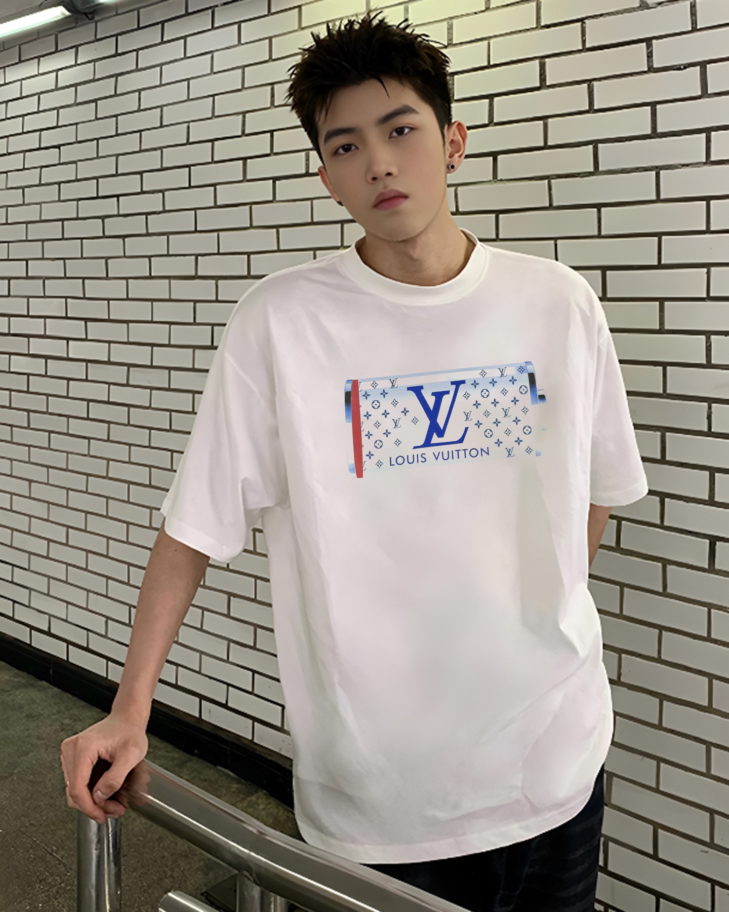 NO:464891,Donkey brand *25s new trendy brand T-shirt. The same style for men and women ~ illuminate the shape. Fashion and trendy. The new 230g pure cotton fabric is used. The upper body is also very comfortable. The classic lv letter hot painting design on the chest. The shape texture pattern is matched with the iron diamond layered embellishment design. The three-dimensional ups and downs are all given to you!  Three standards are in line. Color black and white. Number of S-3XL (/145 jin recommended L), louis vuitton,louis vuitton,tees,t-shirt,alexander wang19860909驴牌*25s新款潮牌T恤.男女同款～点亮造型.时尚潮流.采用新品230g纯棉面料.上身也是非常的舒适.胸口经典lv字母烫画设计.形质感图案搭配烫钻层叠点缀设计.立体起伏感视觉感手感统统都给你！三标齐.颜色黑色.白色.码数S-3XL（/145斤建议L）,,louis vuitton,louis vuitton,tees，t-shirt,alexander wang,Men's clothing