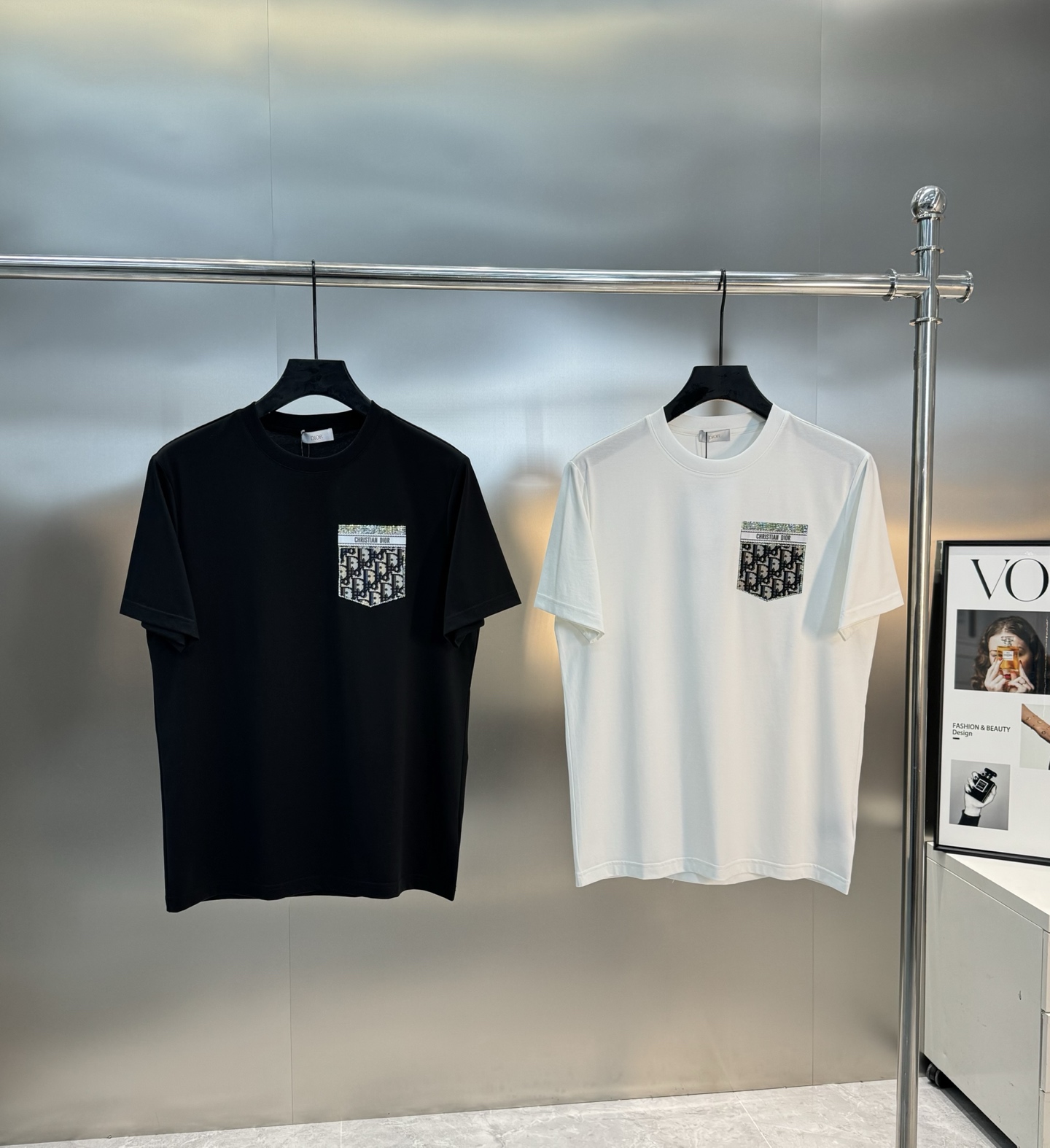 Dio*r迪奥25s春夏新款圆领T恤.胸口经典品牌图形烫画工艺.口袋造型.CD经典花型.精致3D立体烫钻