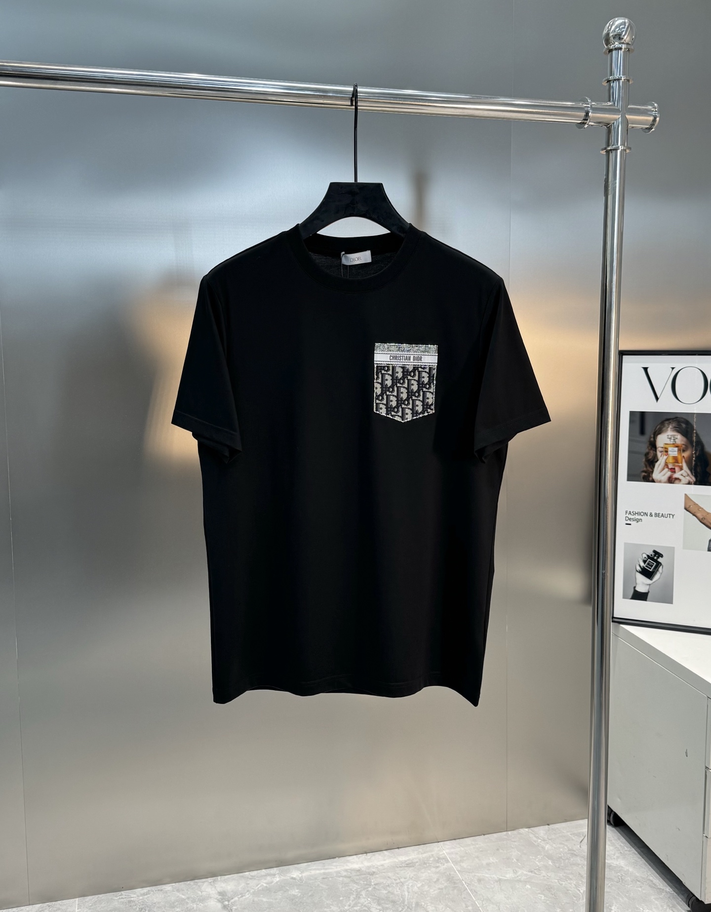 Dio*r迪奥25s春夏新款圆领T恤.胸口经典品牌图形烫画工艺.口袋造型.CD经典花型.精致3D立体烫钻