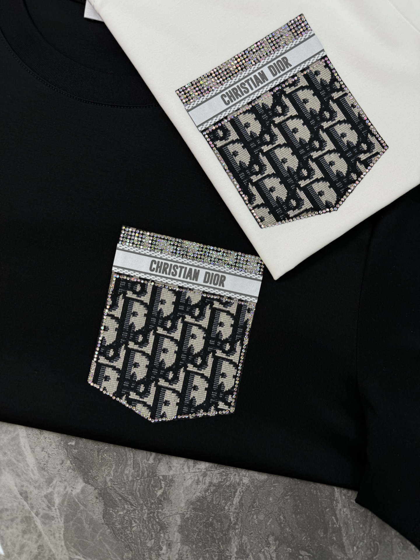 Dio*r迪奥25s春夏新款圆领T恤.胸口经典品牌图形烫画工艺.口袋造型.CD经典花型.精致3D立体烫钻