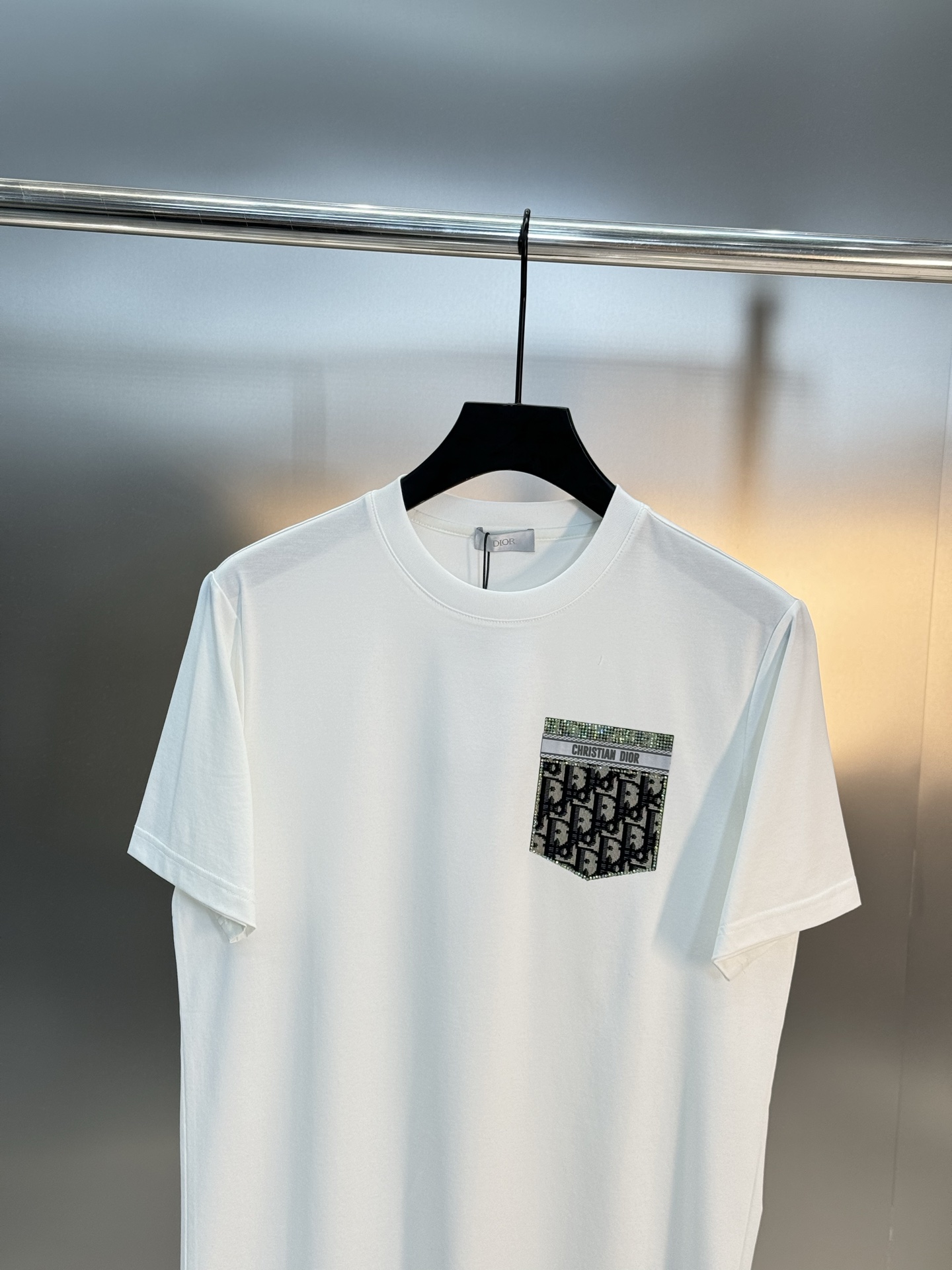 Dio*r迪奥25s春夏新款圆领T恤.胸口经典品牌图形烫画工艺.口袋造型.CD经典花型.精致3D立体烫钻