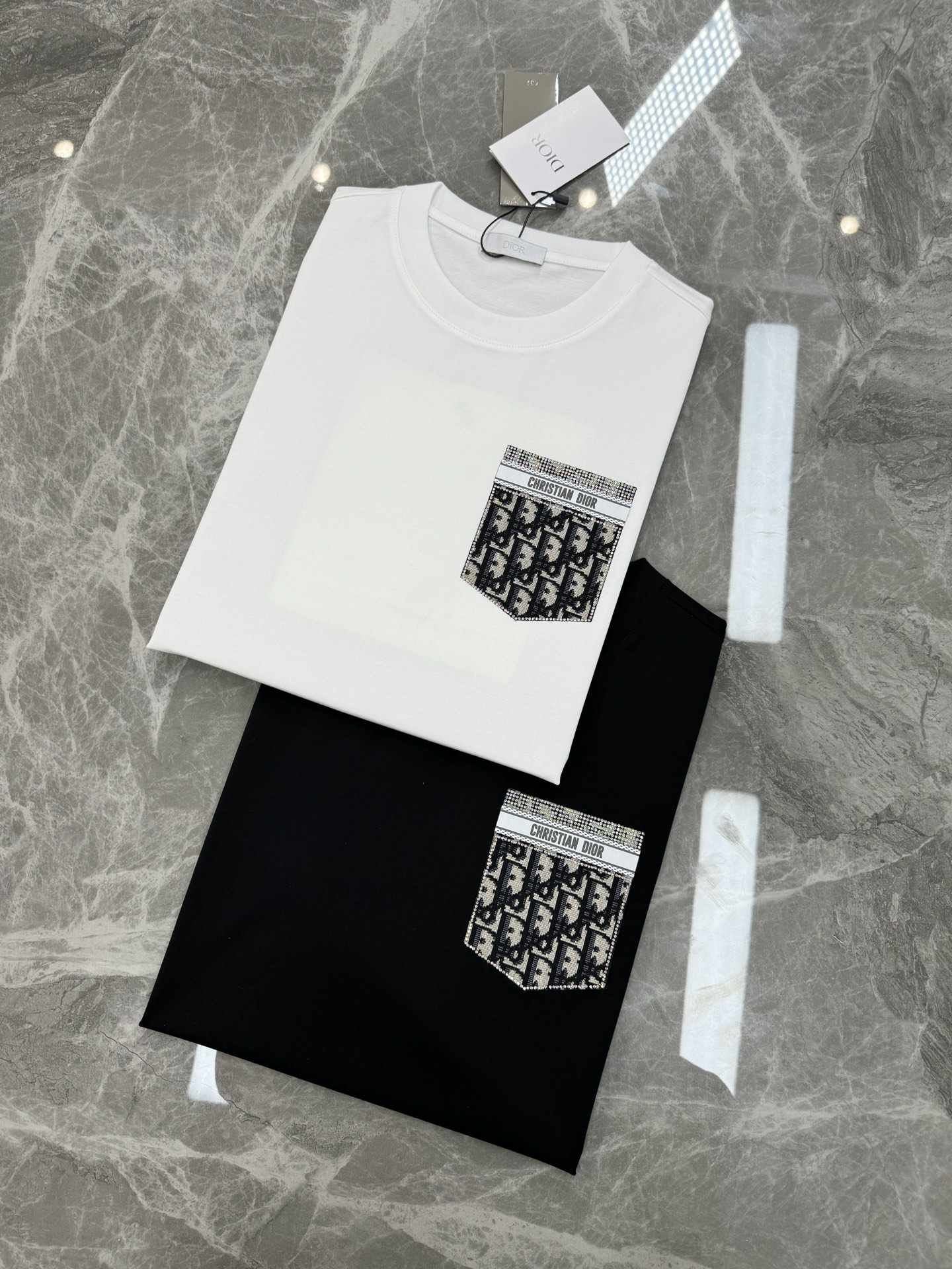 Dio*r迪奥25s春夏新款圆领T恤.胸口经典品牌图形烫画工艺.口袋造型.CD经典花型.精致3D立体烫钻