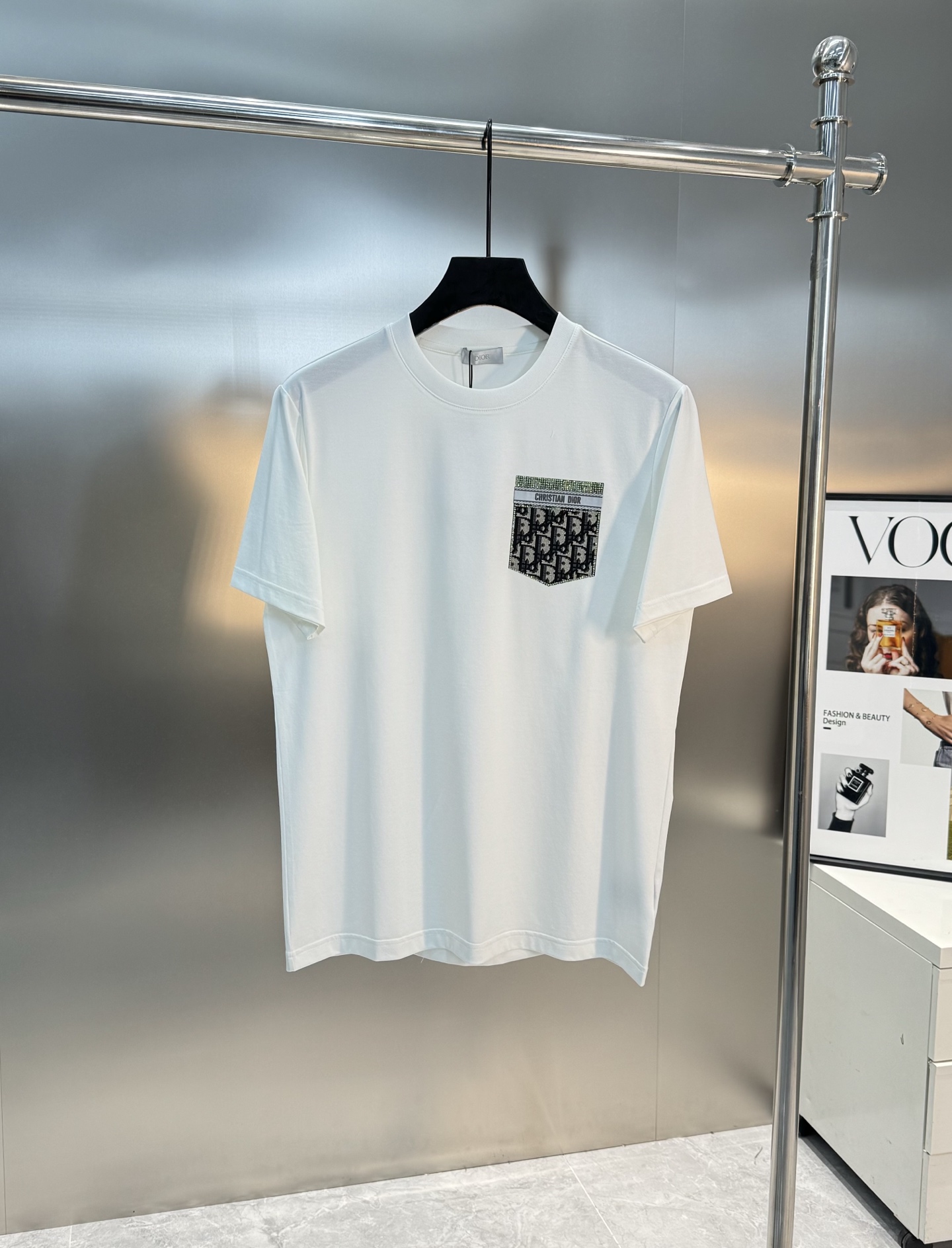 Dio*r迪奥25s春夏新款圆领T恤.胸口经典品牌图形烫画工艺.口袋造型.CD经典花型.精致3D立体烫钻